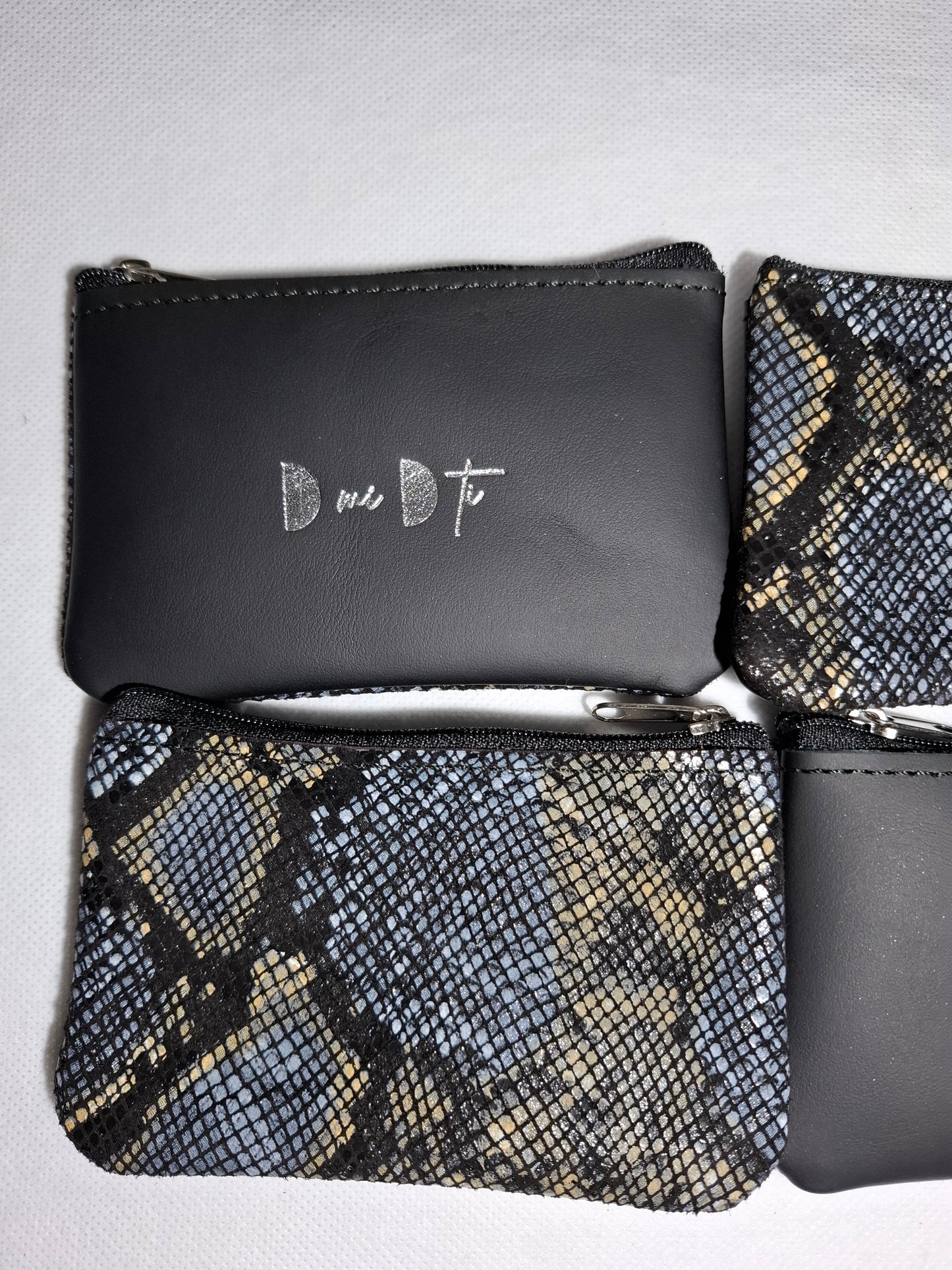 Monedero de piel estampado serpiente azul y beige