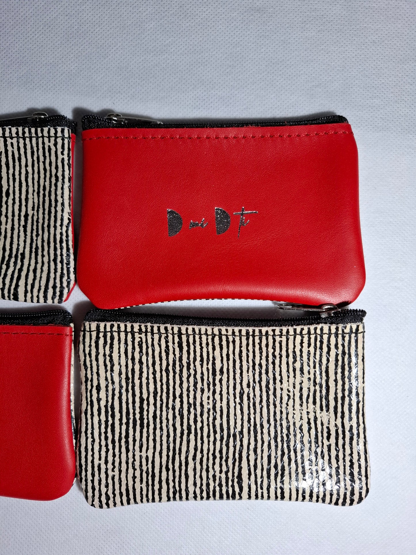 Monedero de piel rayas y rojo