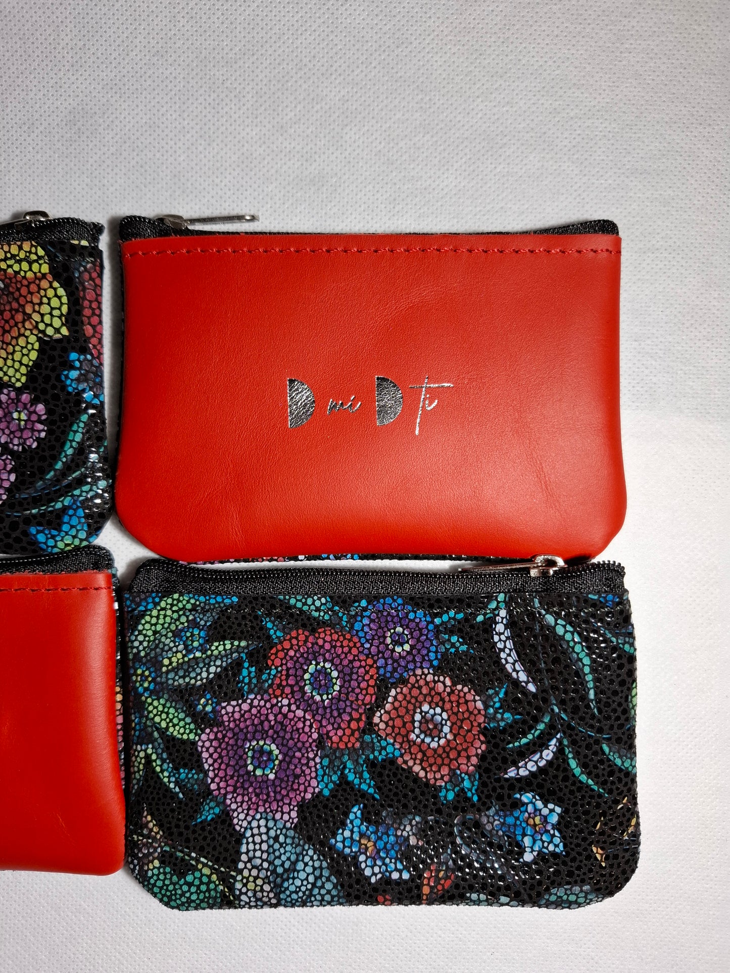 Monedero de piel flores brillo sobre rojo