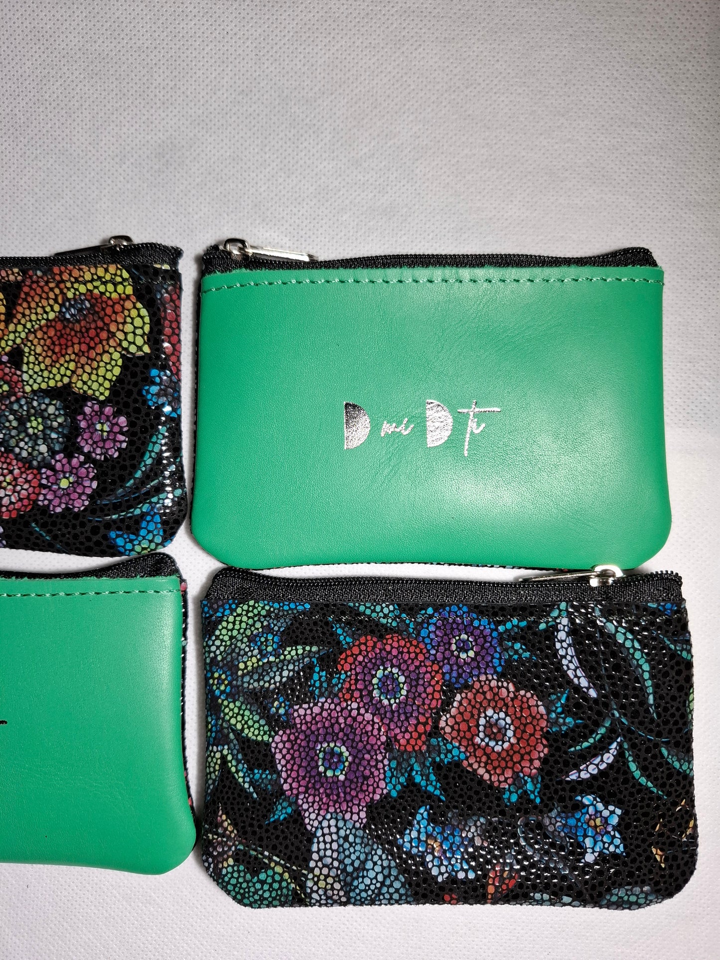 Monedero de piel flores brillo sobre verde