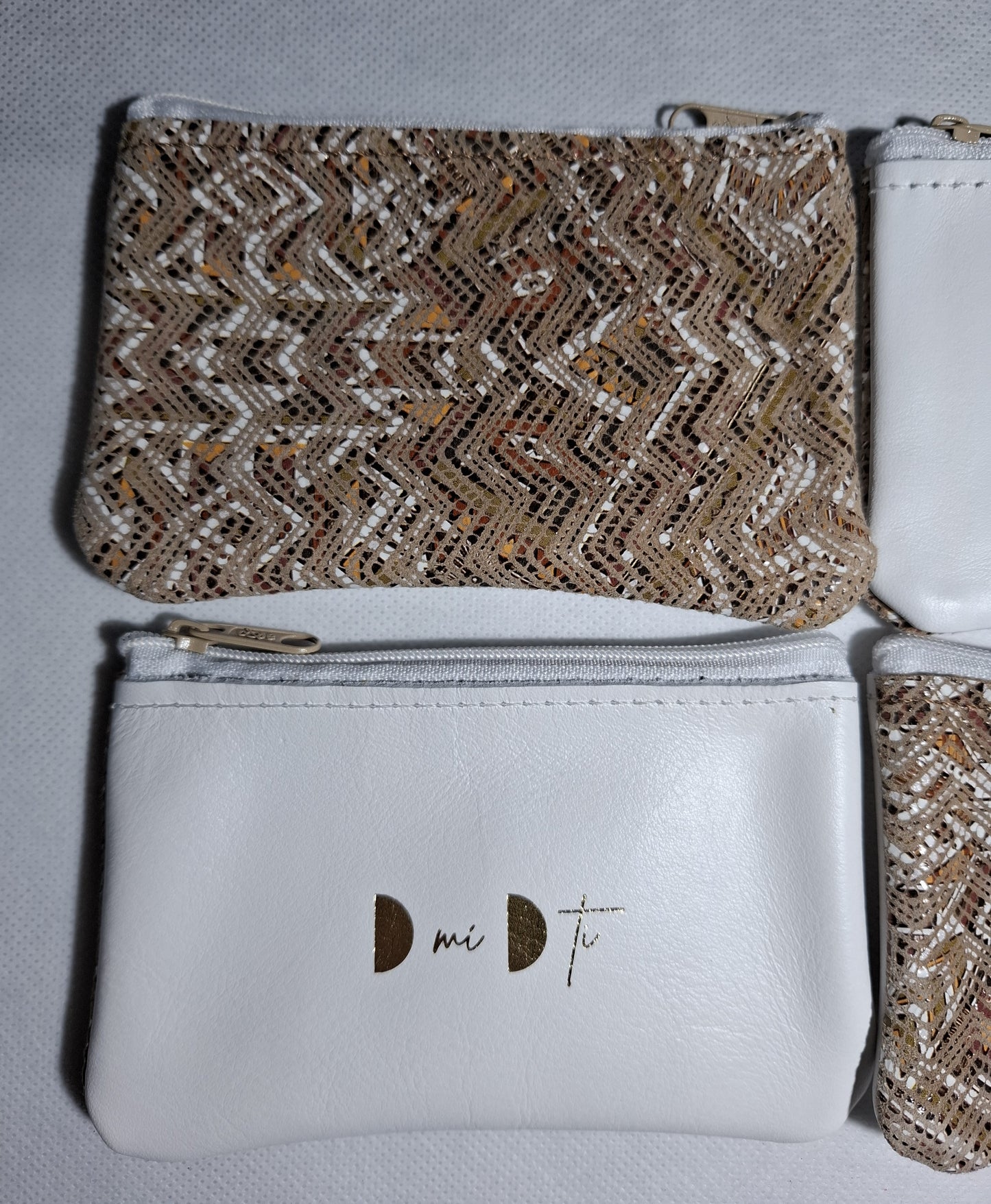 Monedero de piel marrón y blanco
