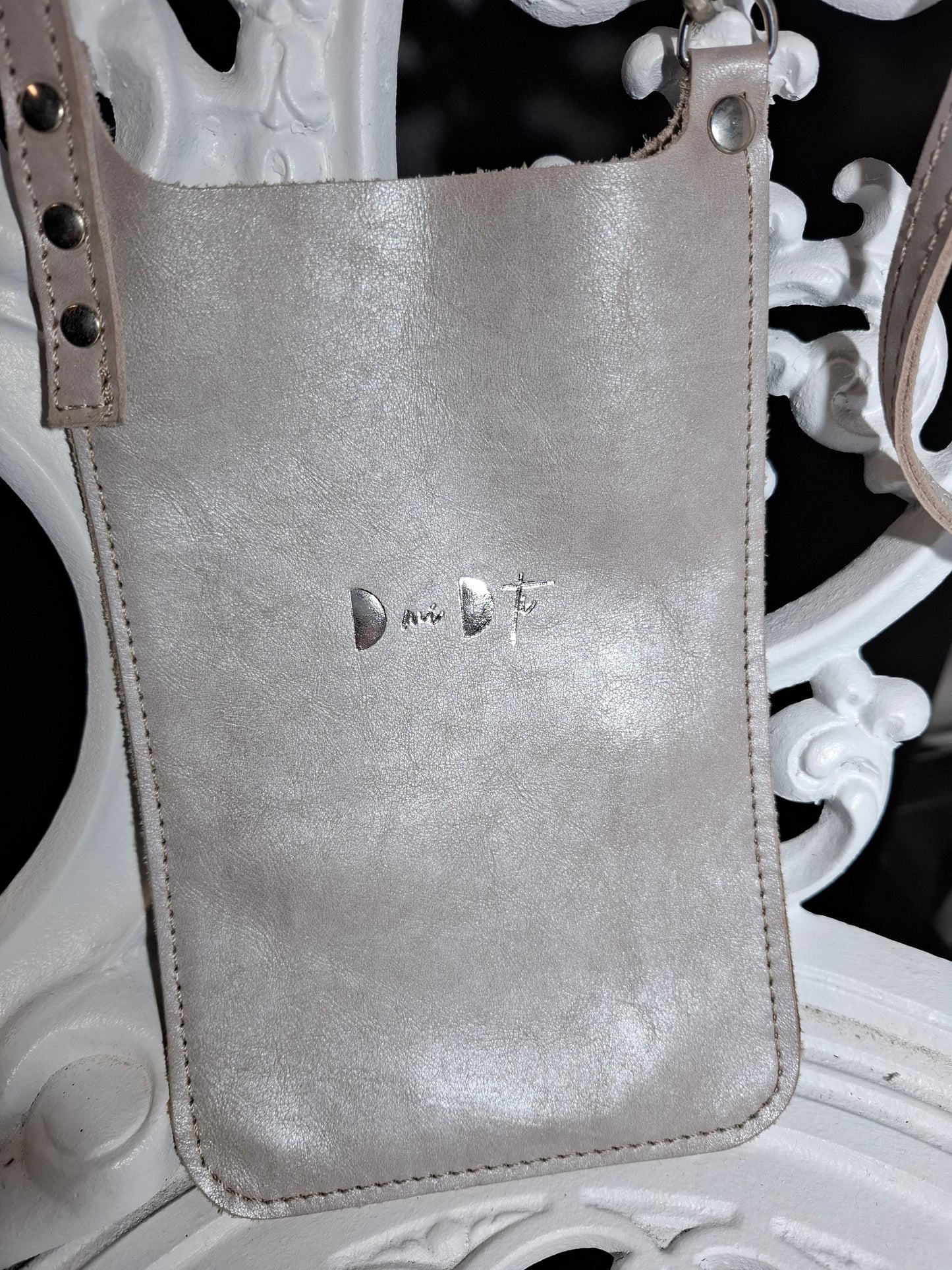 Bolso de móvil de piel anacarada beige