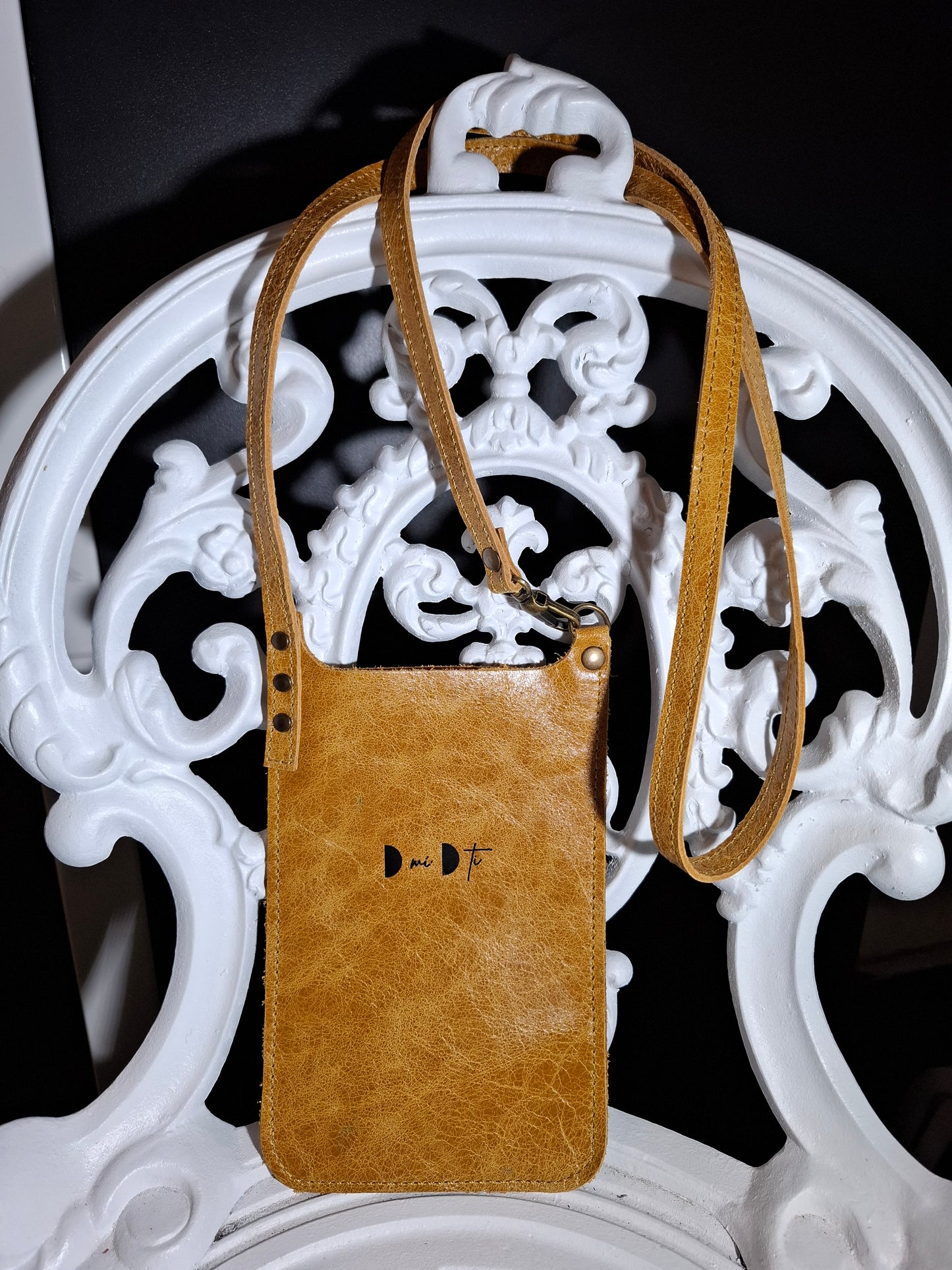 Bolso de móvil de piel envejecida amarilla