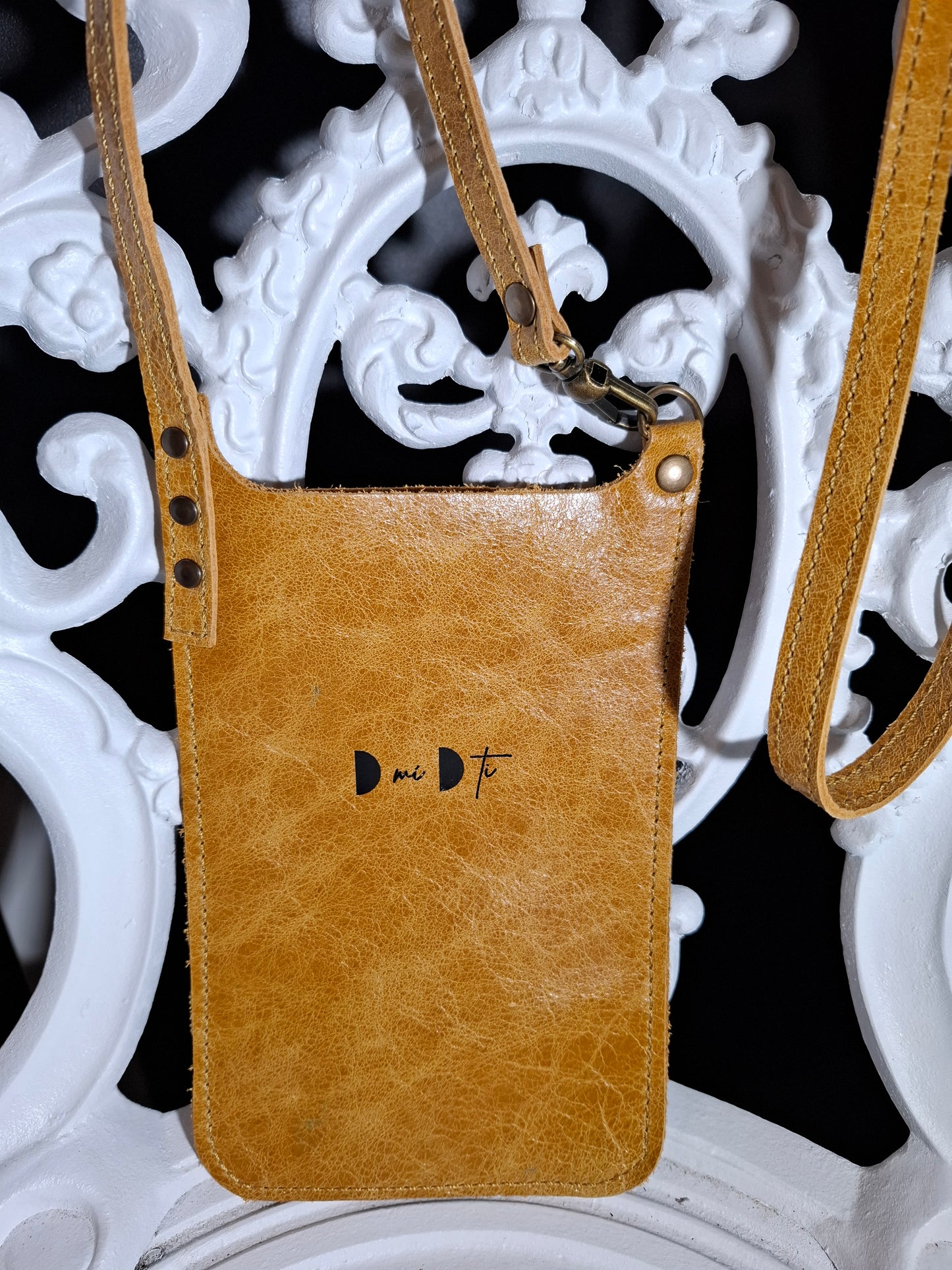 Bolso de móvil de piel envejecida amarilla