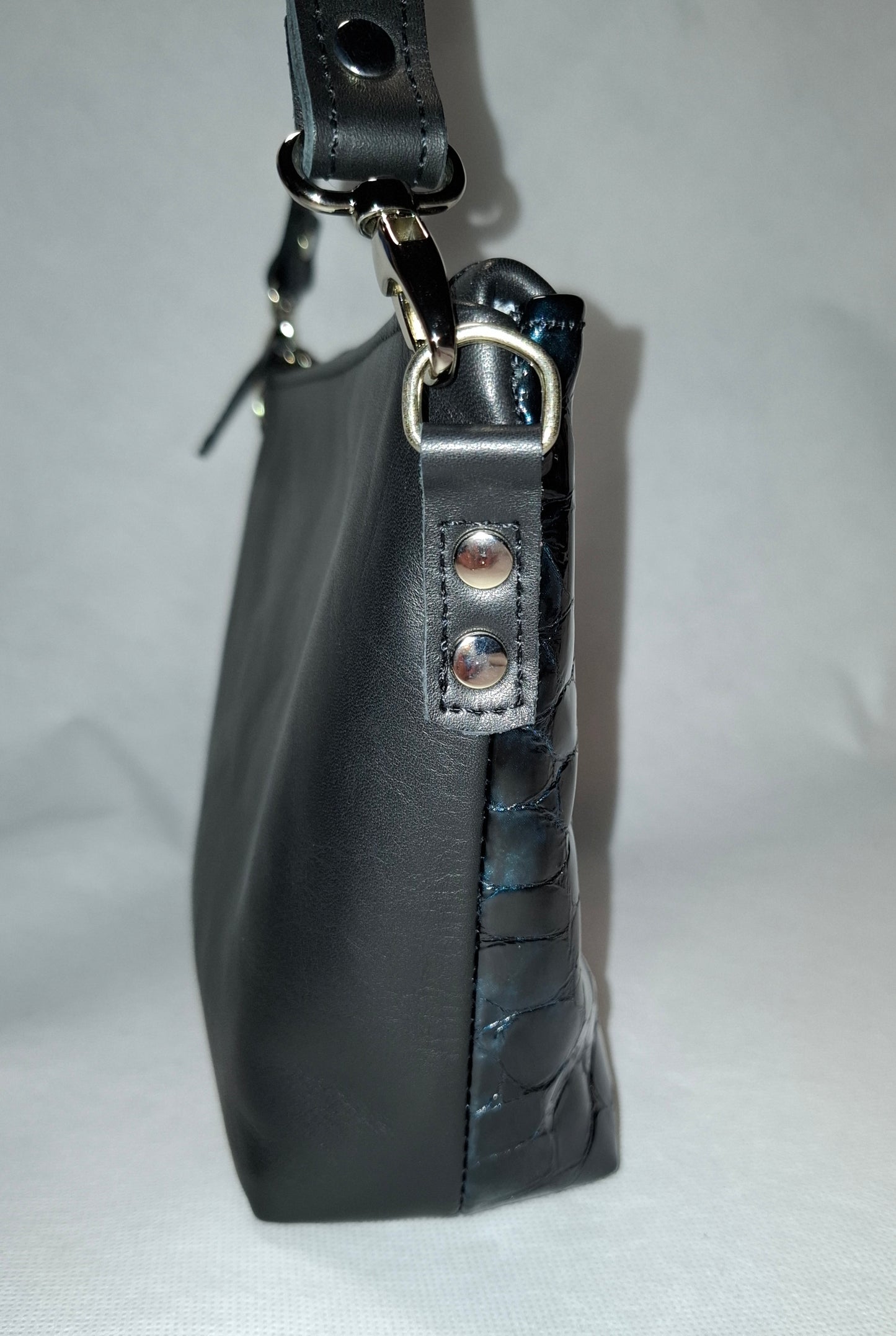 Bolso bandolera YERA piel escama azul brillo y negro