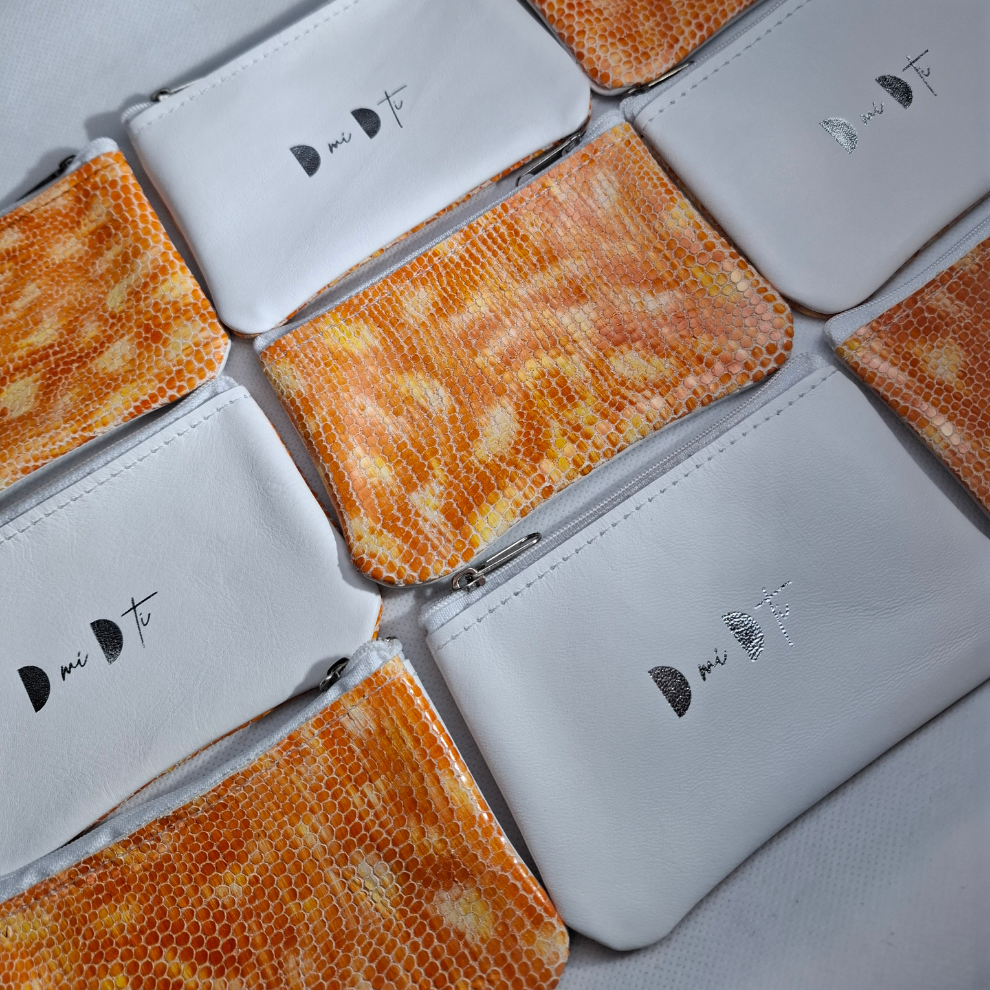 Monedero de piel naranja y blanco