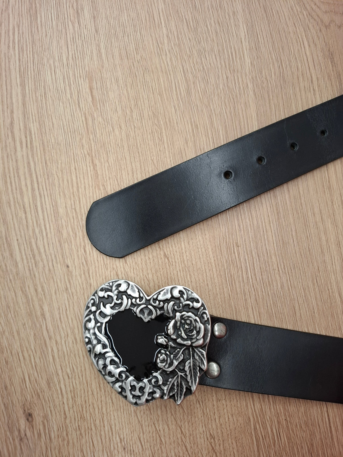 Cinturón de piel negro 4cm hebilla corazón plata vieja