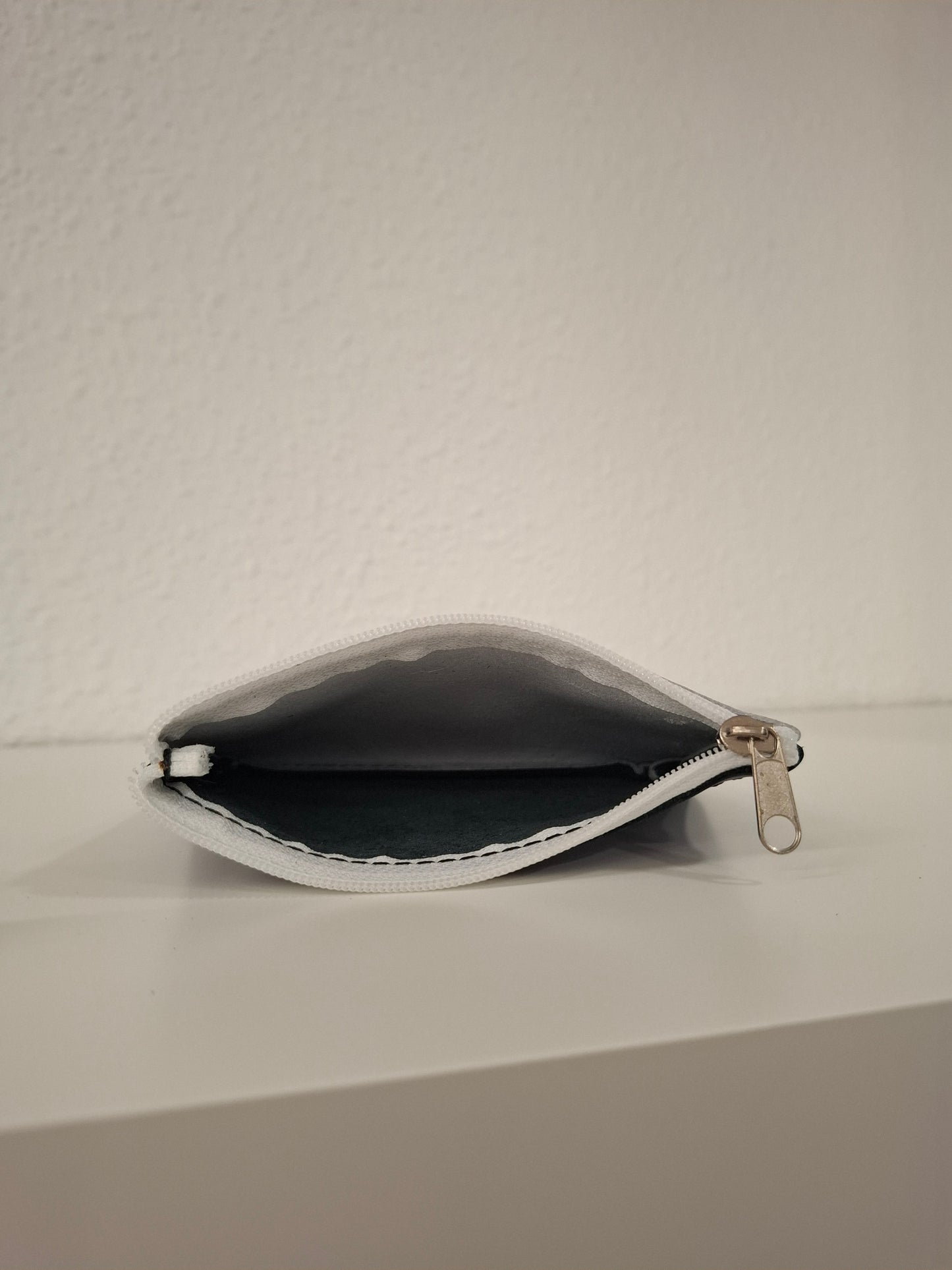 Monedero de piel flores blanco y azul metalizado