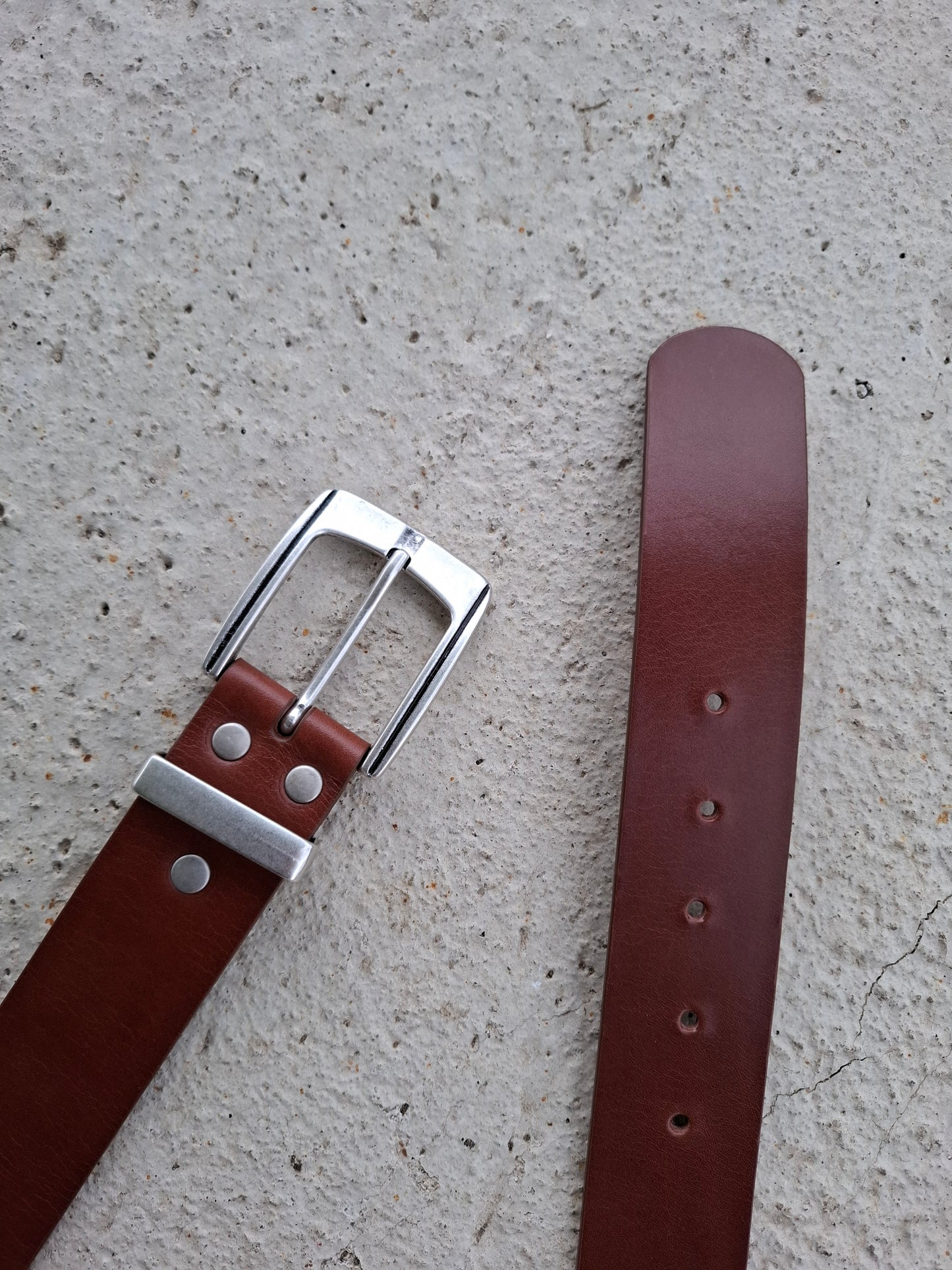 Cinturón hombre de piel marrón 4cm hebilla plata vieja con raya negra