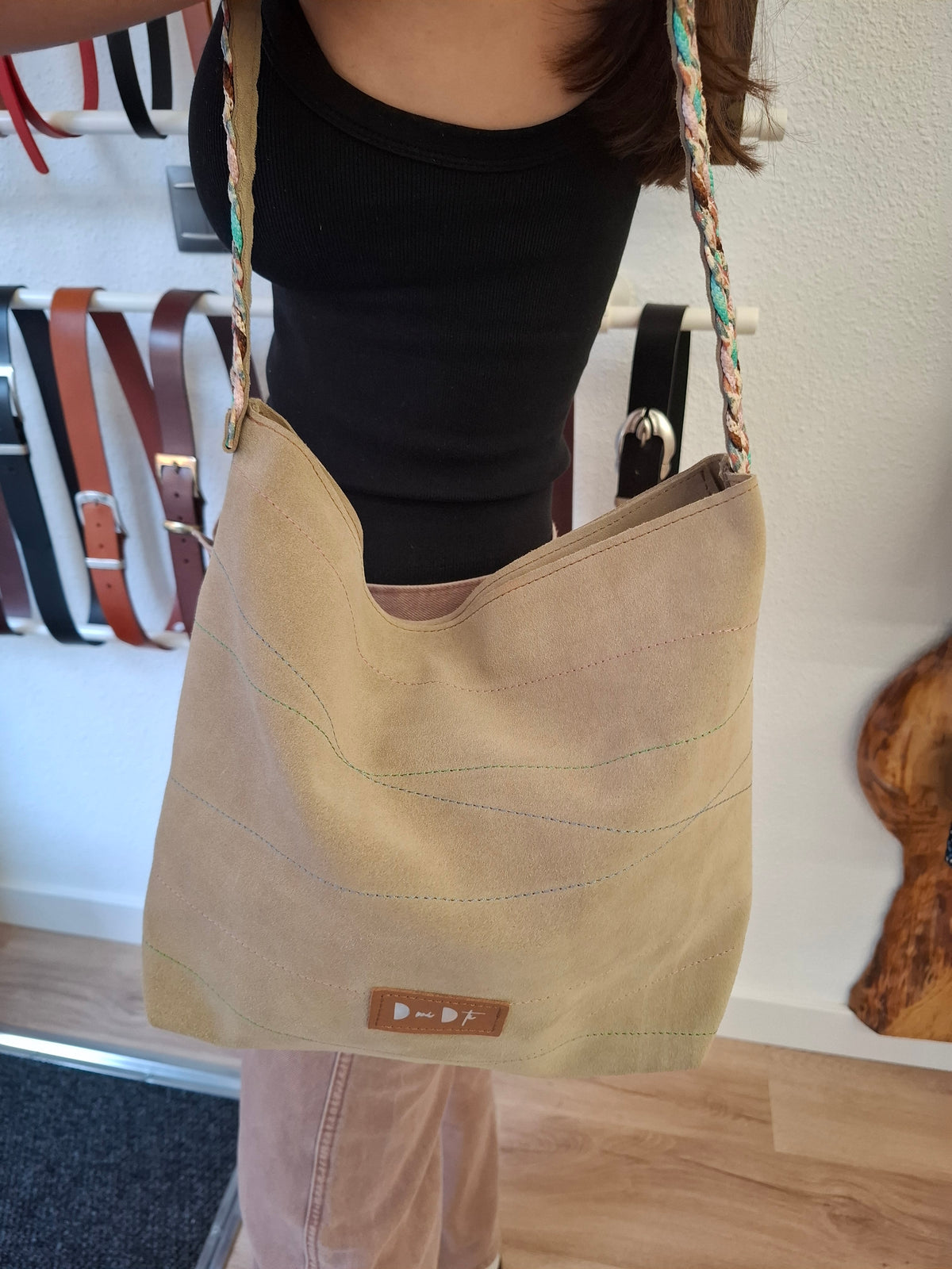 Bolso IGUÑA piel serraje beige grisáceo asa trenza