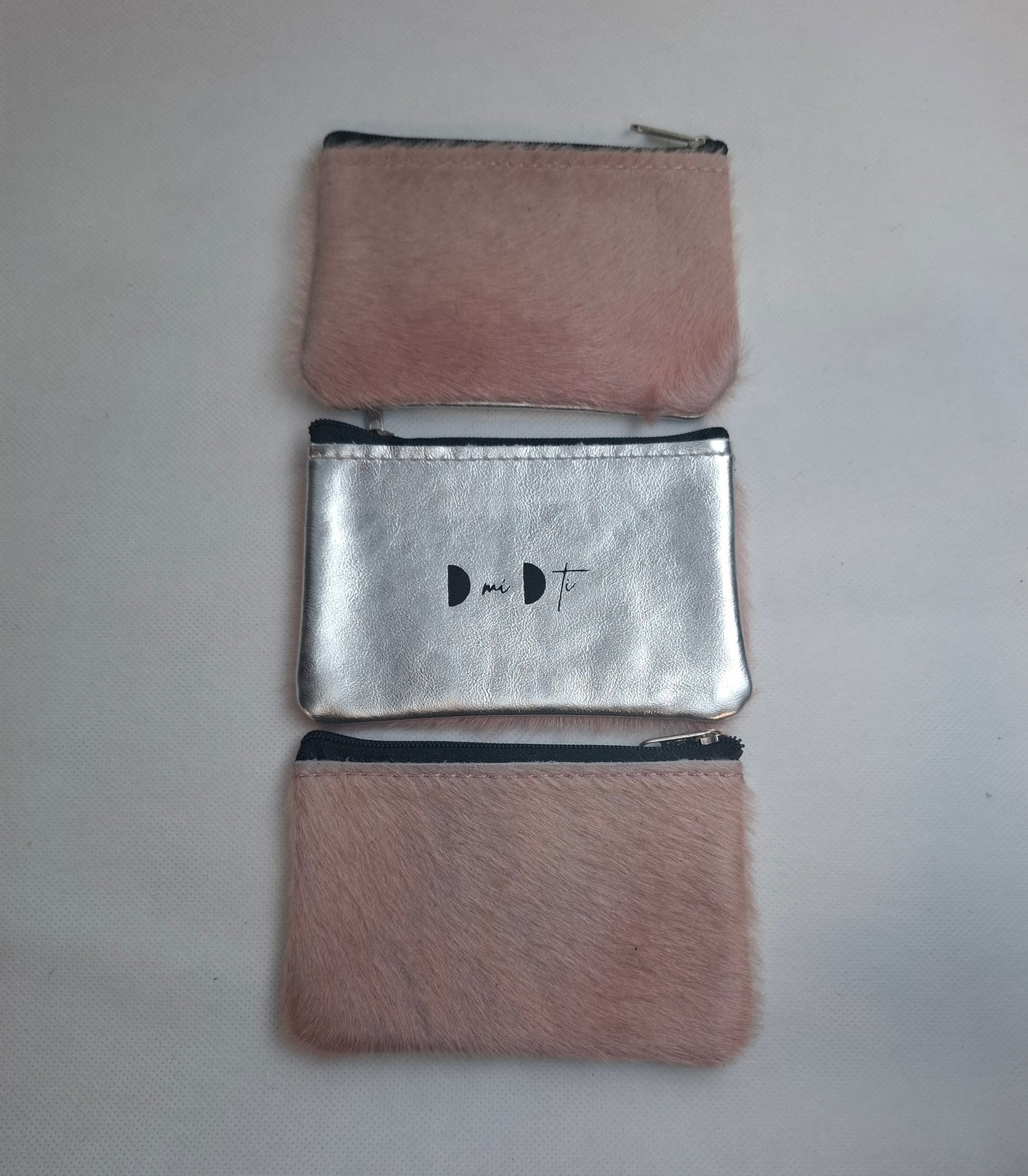 Monedero de piel con pelo rosa y piel plata