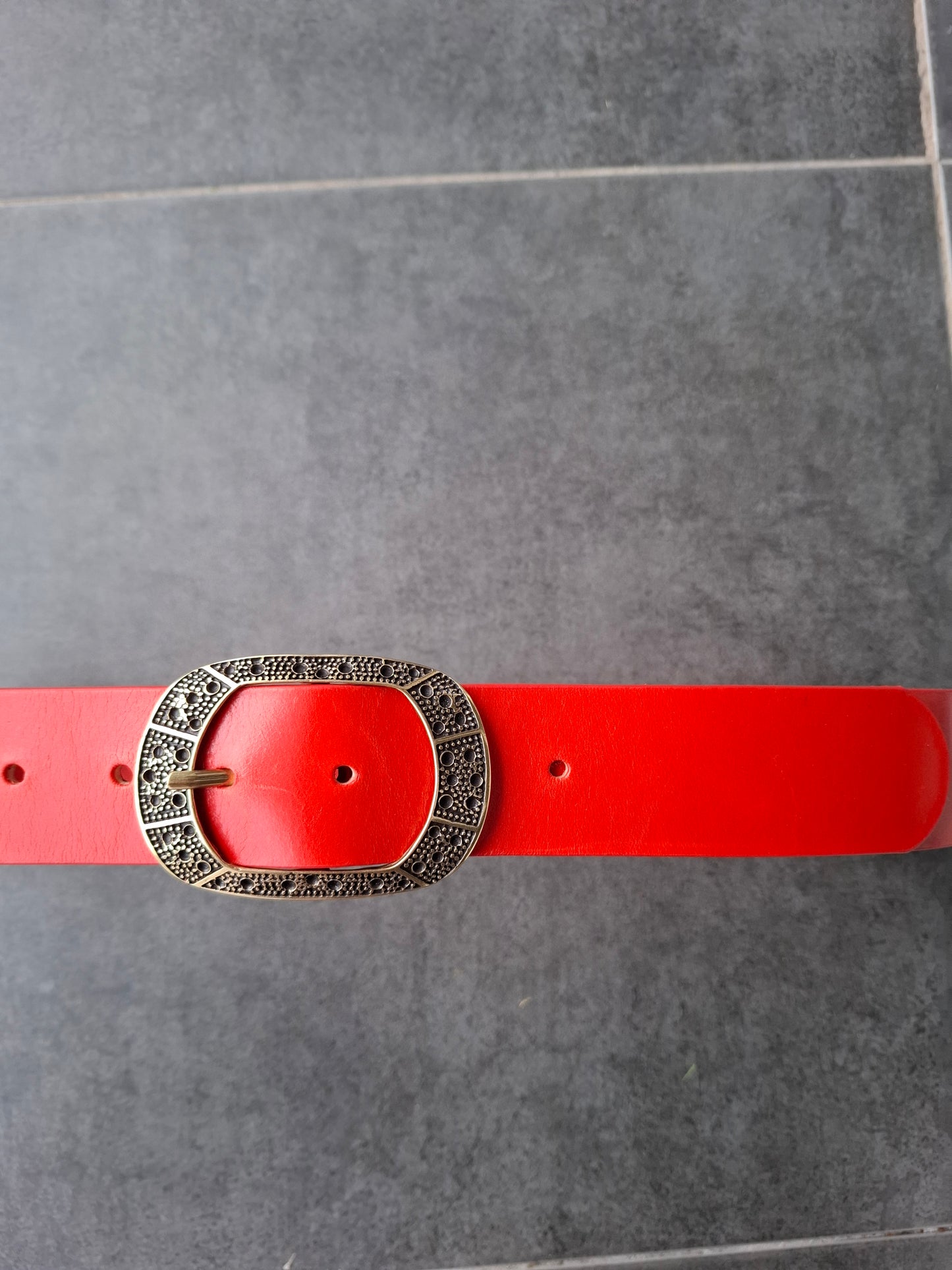 Cinturón de piel rojo 4cm hebilla oro viejo puntos