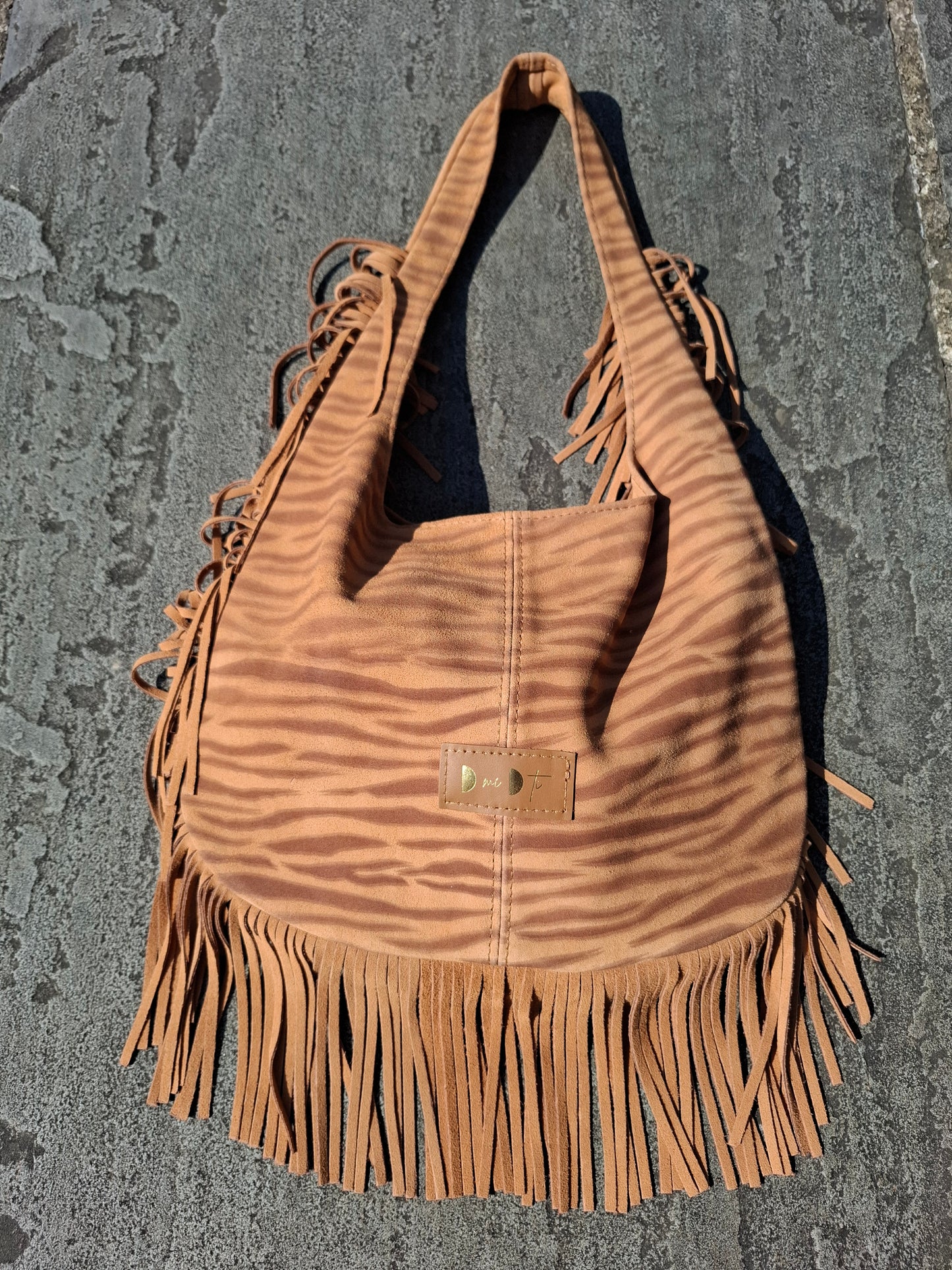 Bolso SOTO serraje flecos estampado cebra camel
