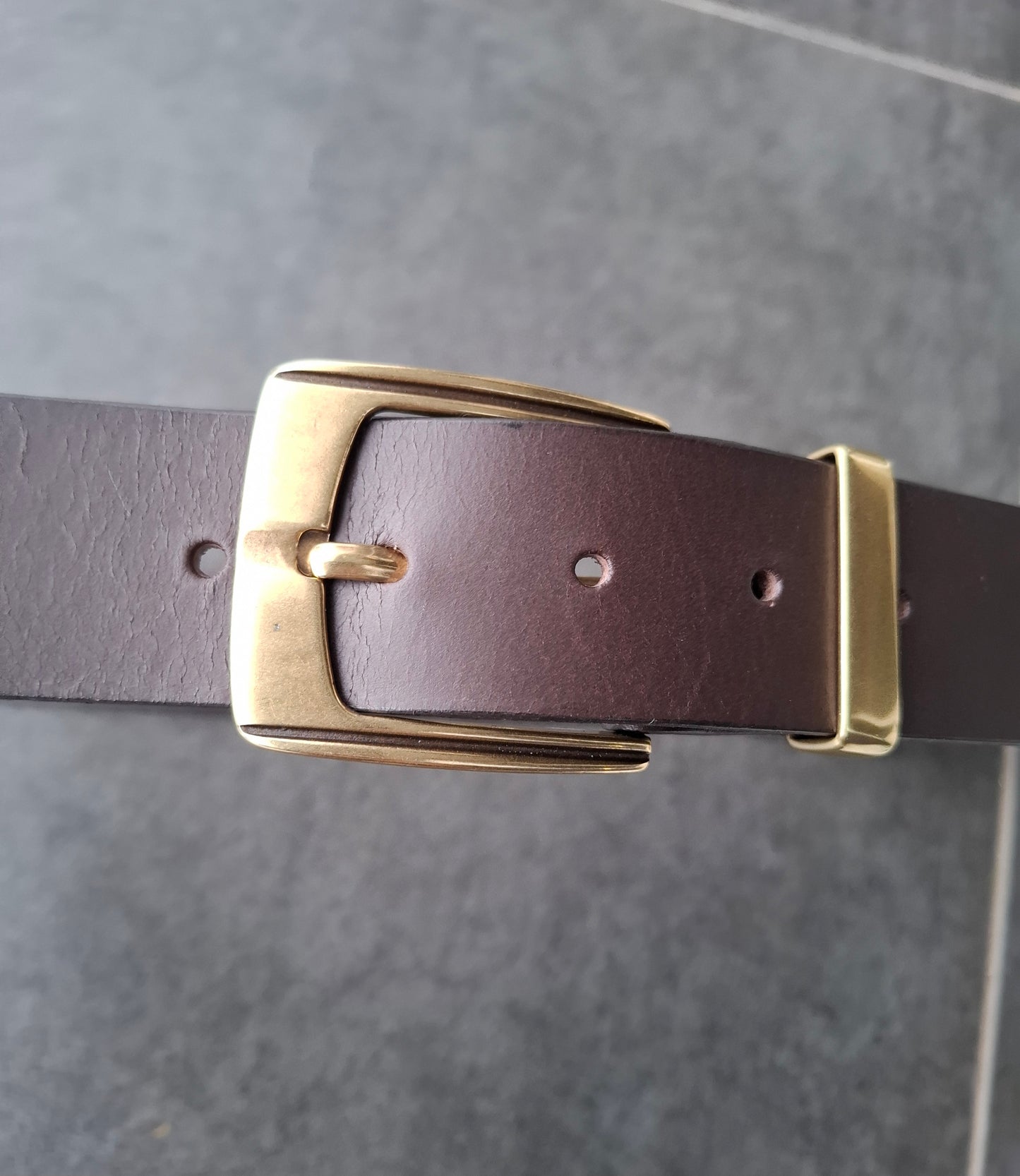 Cinturón hombre de piel marrón 4cm hebilla oro viejo con raya negra