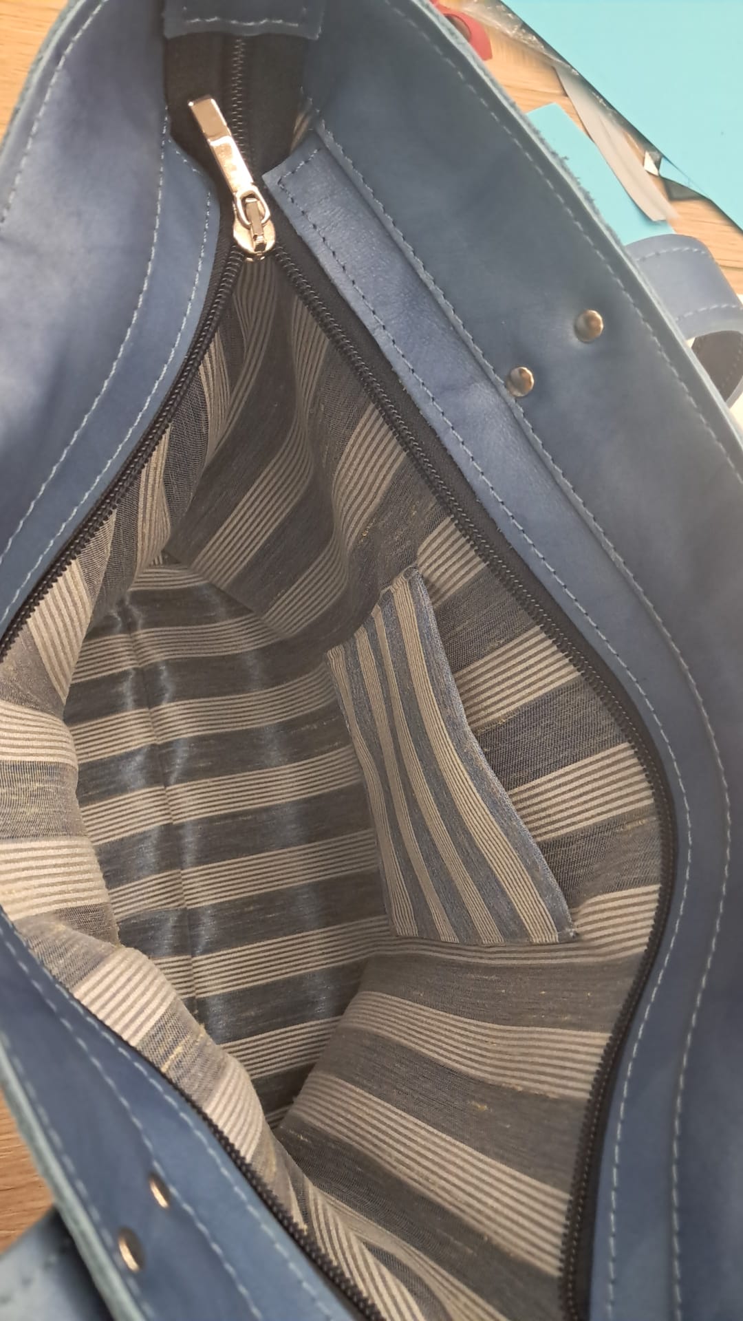 Bolso RAOS piel azul difuminado grabado serpiente