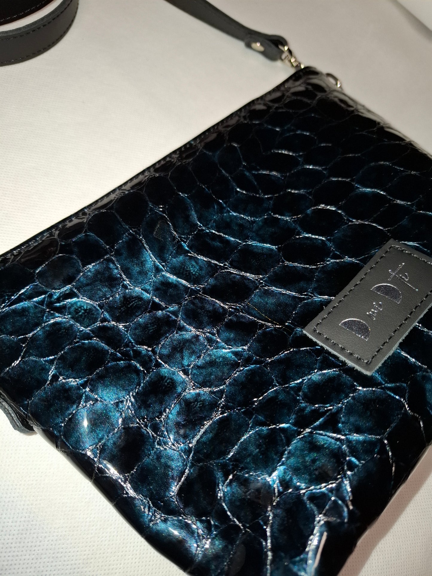 Bolso bandolera YERA piel escama azul brillo y negro
