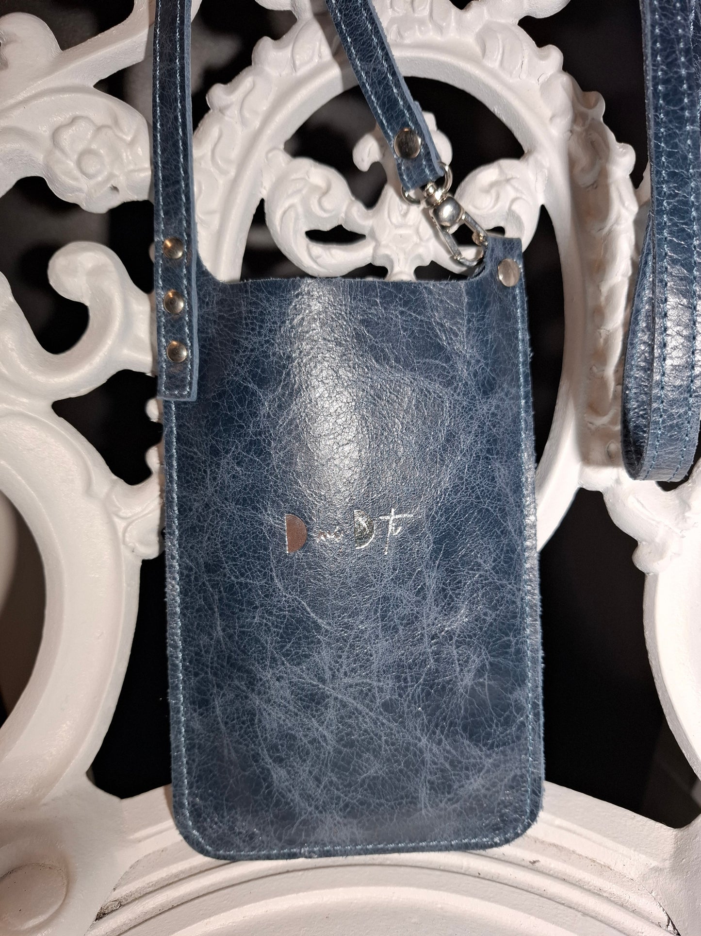 Bolso de móvil de piel envejecida azul