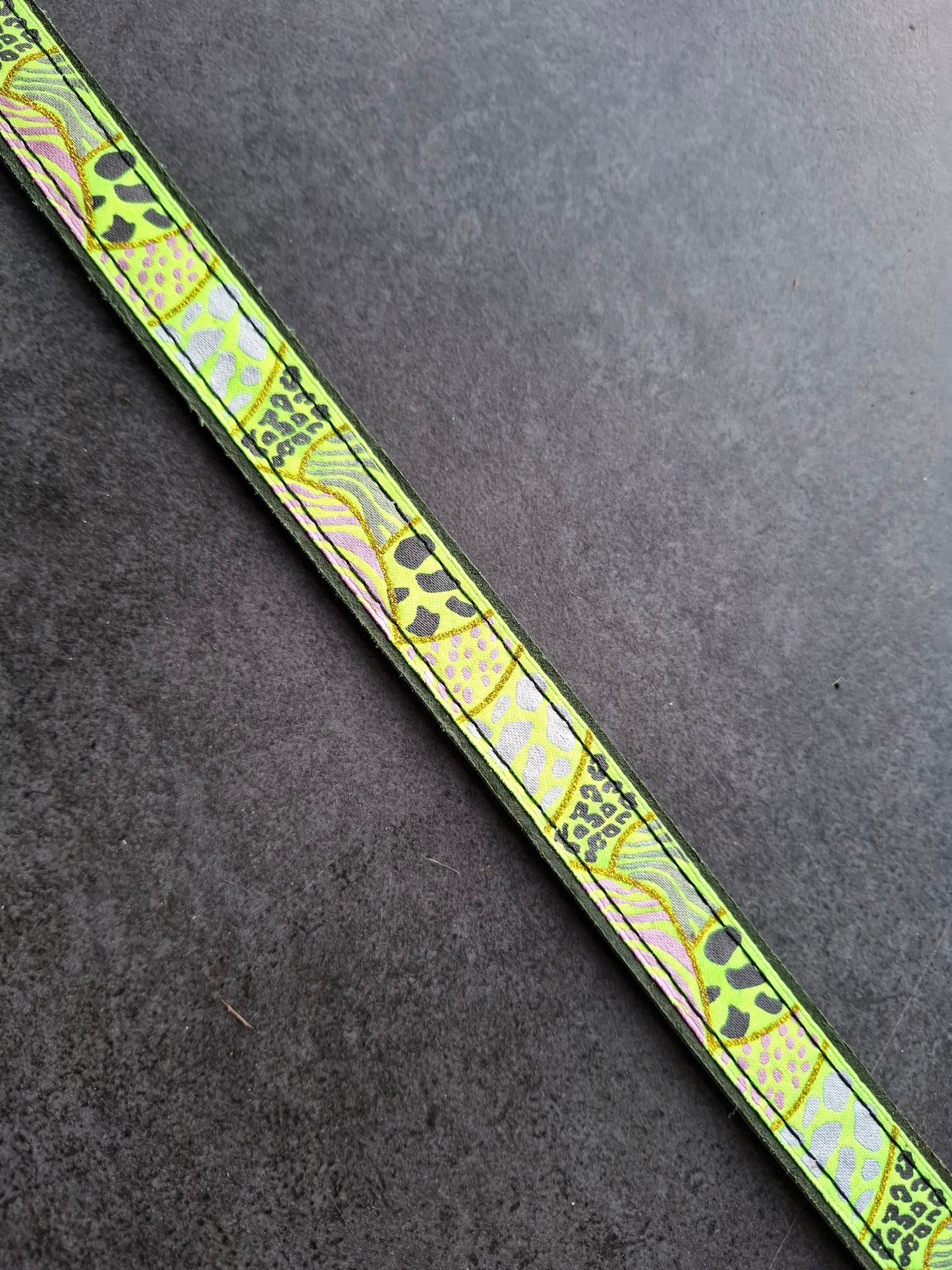 Correa de perro piel y cinta brillo verde y amarillo