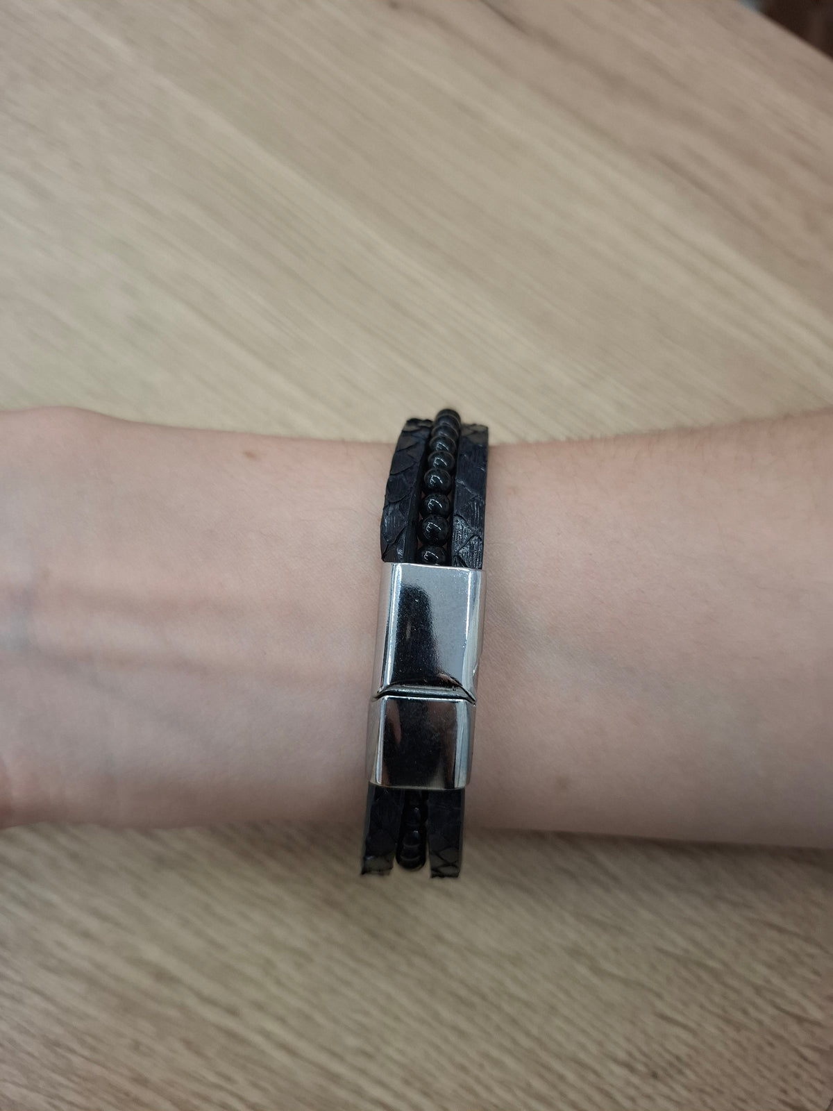 Pulsera piel de serpiente con abalorios rosa y negro