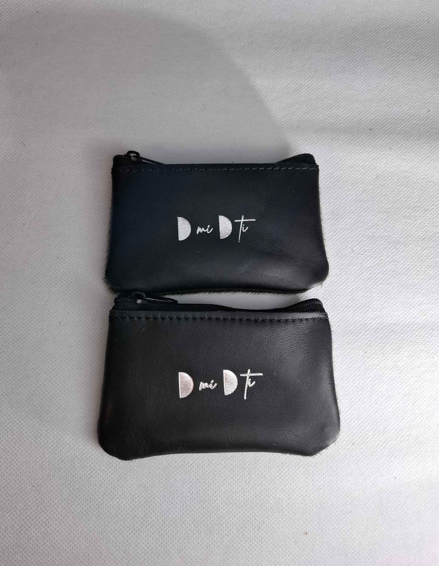 Monedero de piel con pelo color liso