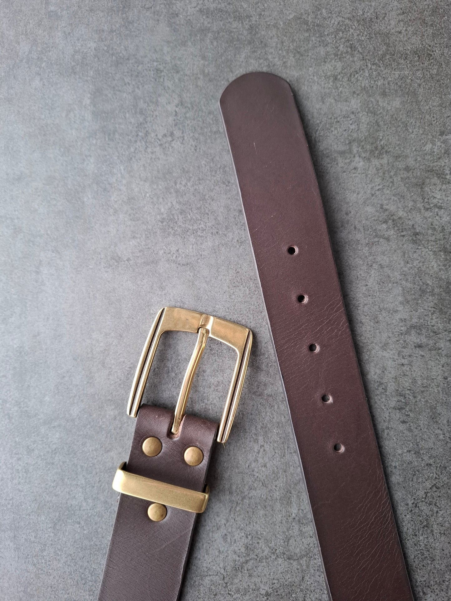 Cinturón hombre de piel marrón 4cm hebilla oro viejo con raya negra