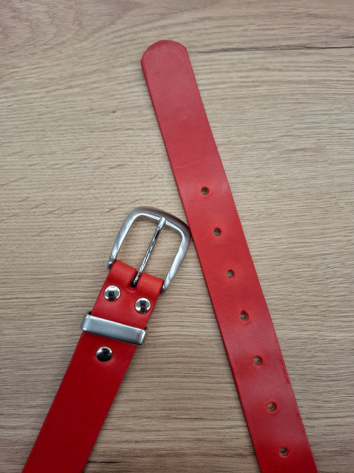Cinturón de piel rojo 3cm hebilla plata satinada