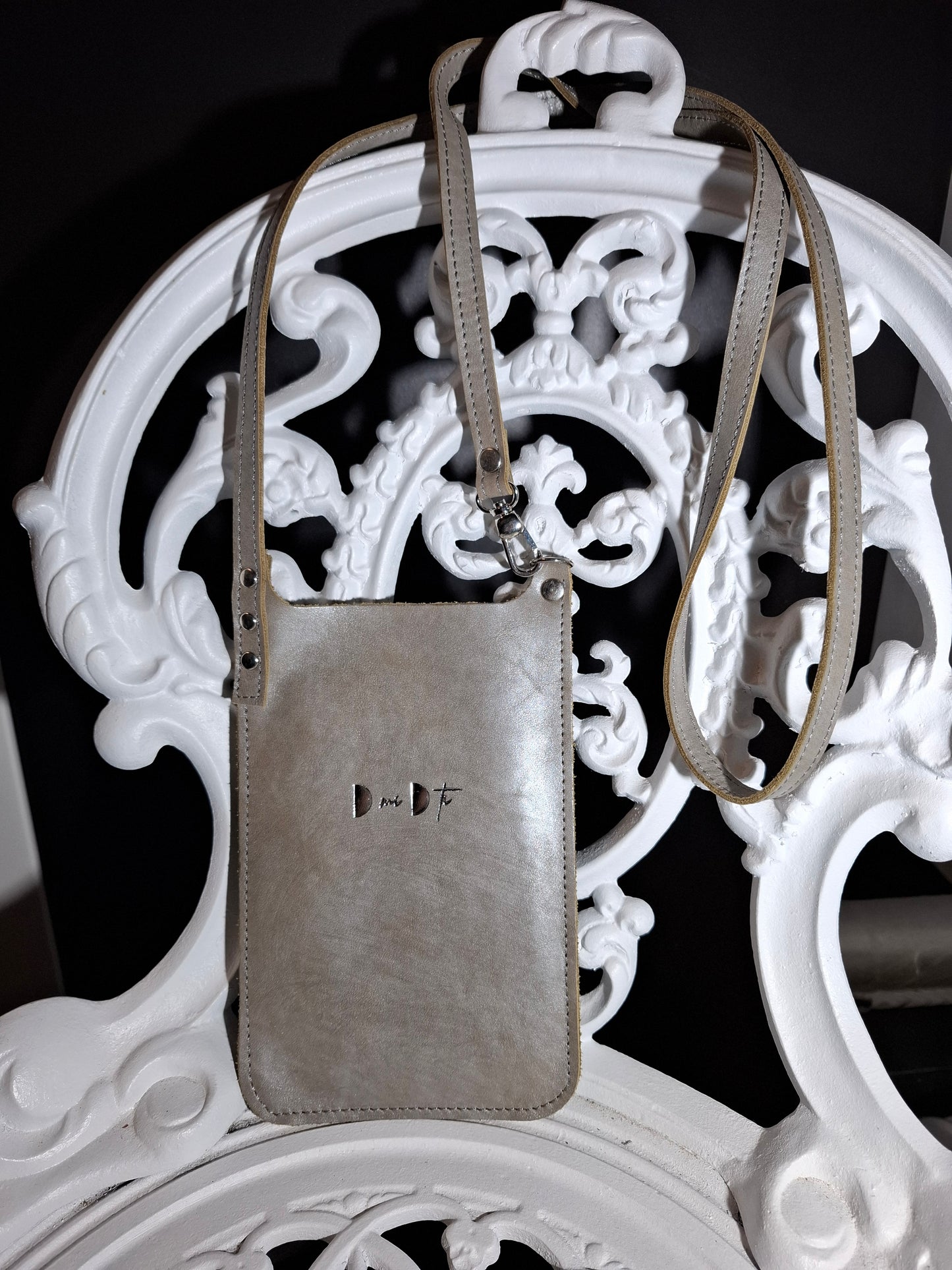 Bolso de móvil de piel anacarada gris