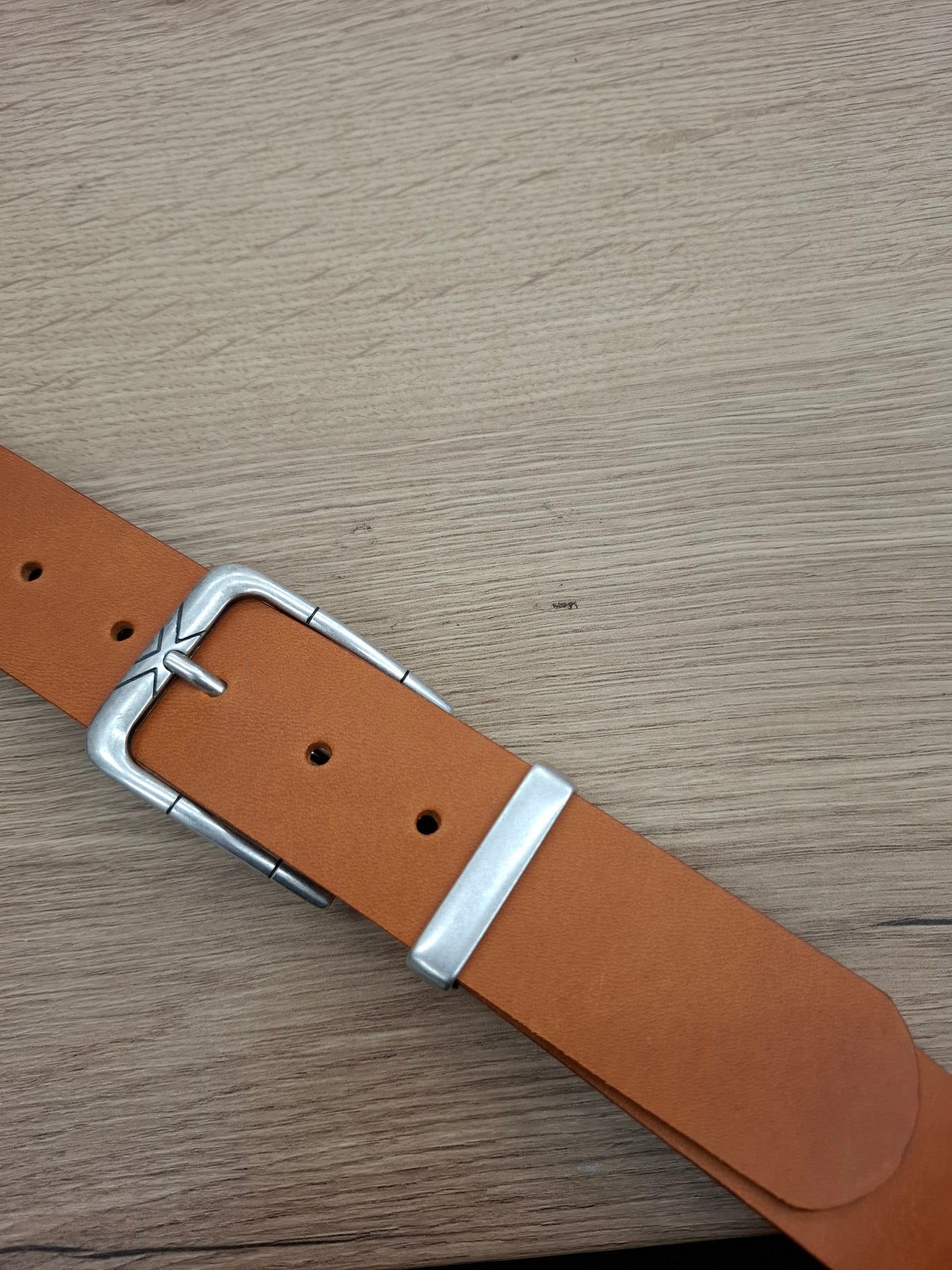 Cinturón hombre de piel camel 4cm hebilla plata vieja con X