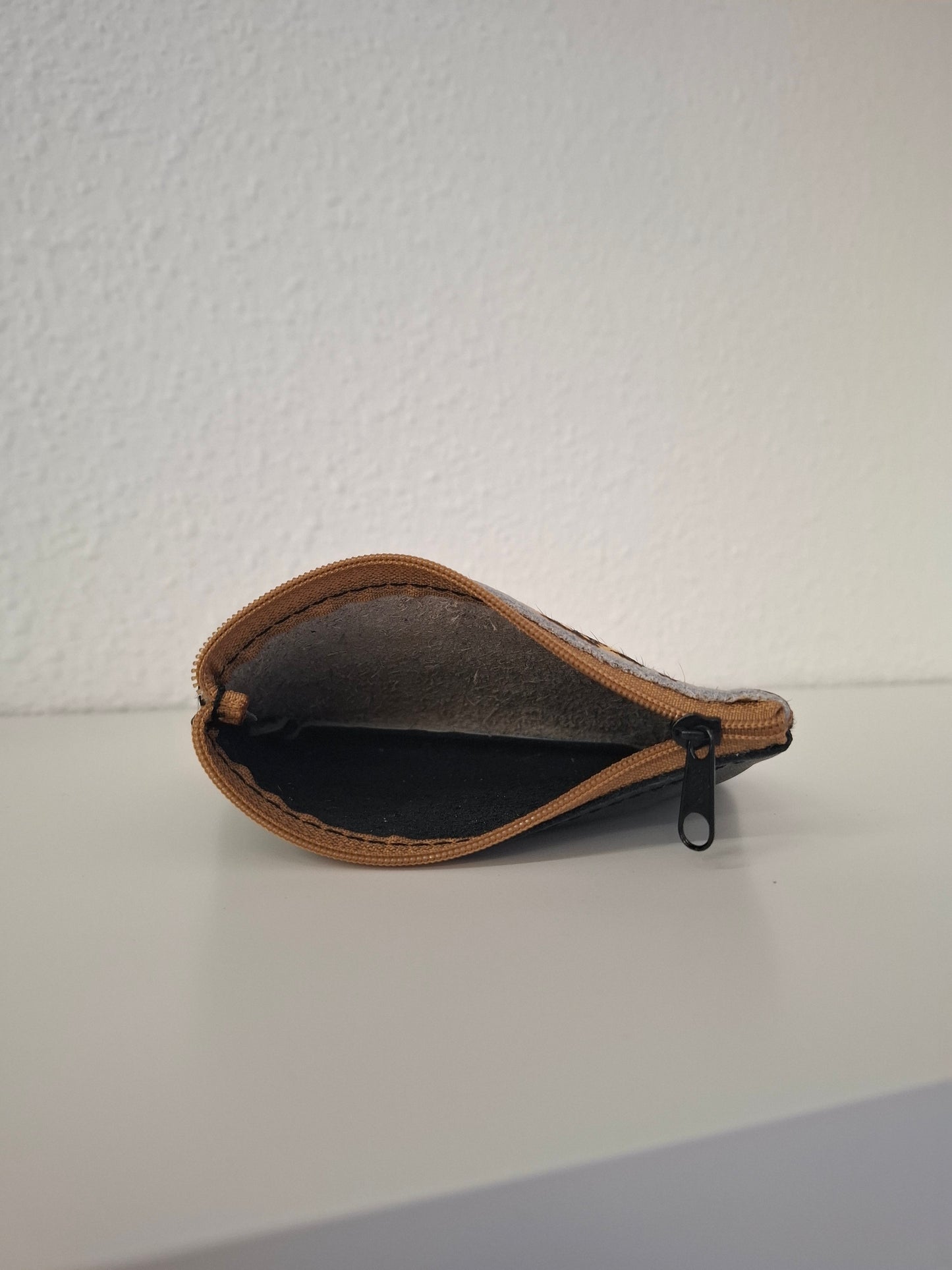 Monedero de piel con pelo leopardo amarillo y negro