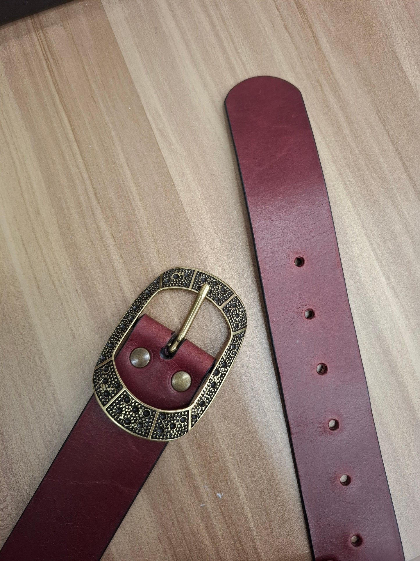 Cinturón de piel berenjena 4cm hebilla oro viejo puntos ovalada
