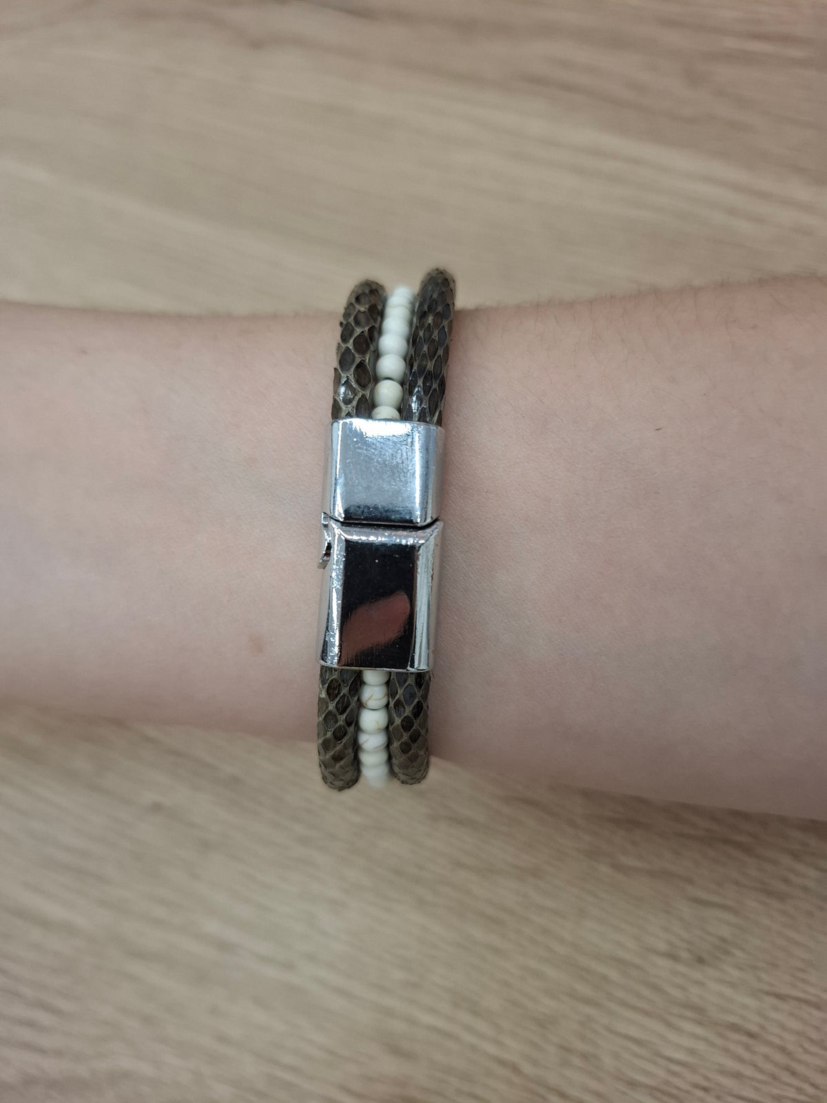 Pulsera piel de serpiente con abalorios marrón y azul