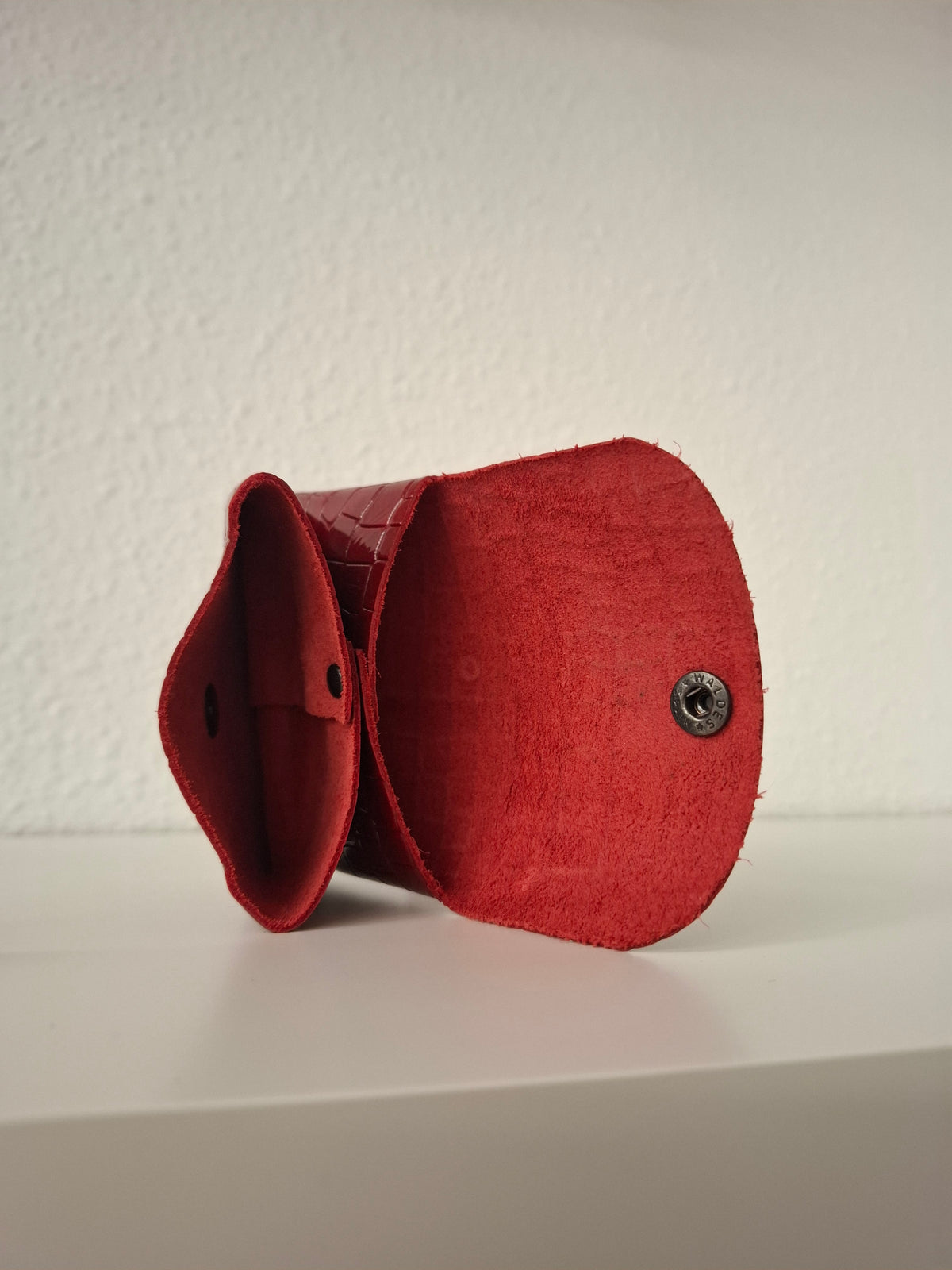 Monedero corchete piel escama rojo brillo