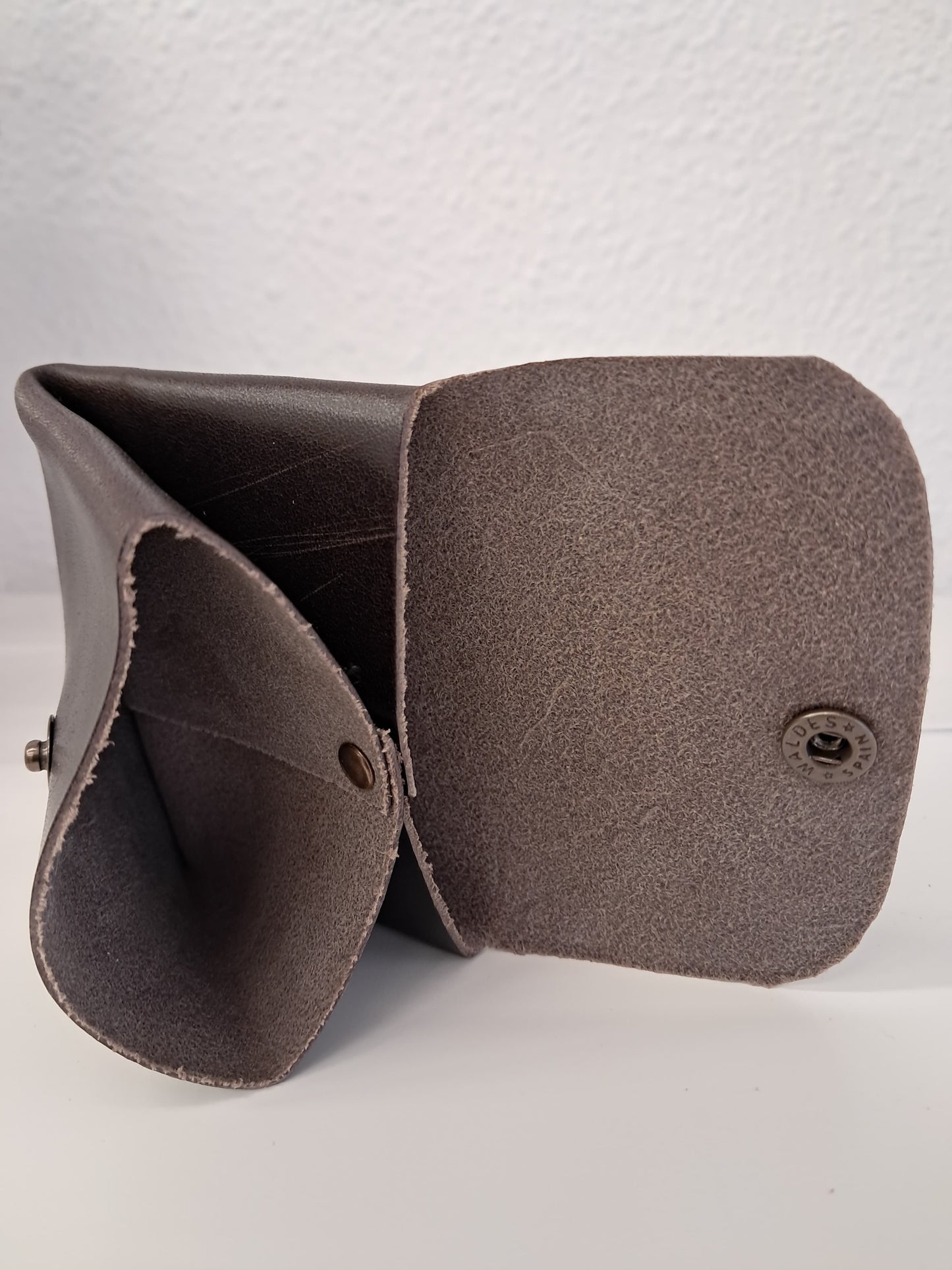 Monedero corchete piel marrón chocolate