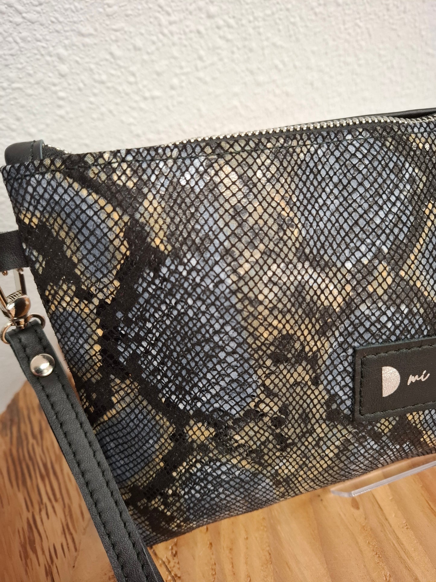Bolso de mano DOBRA piel serpiente negro, azul y beige