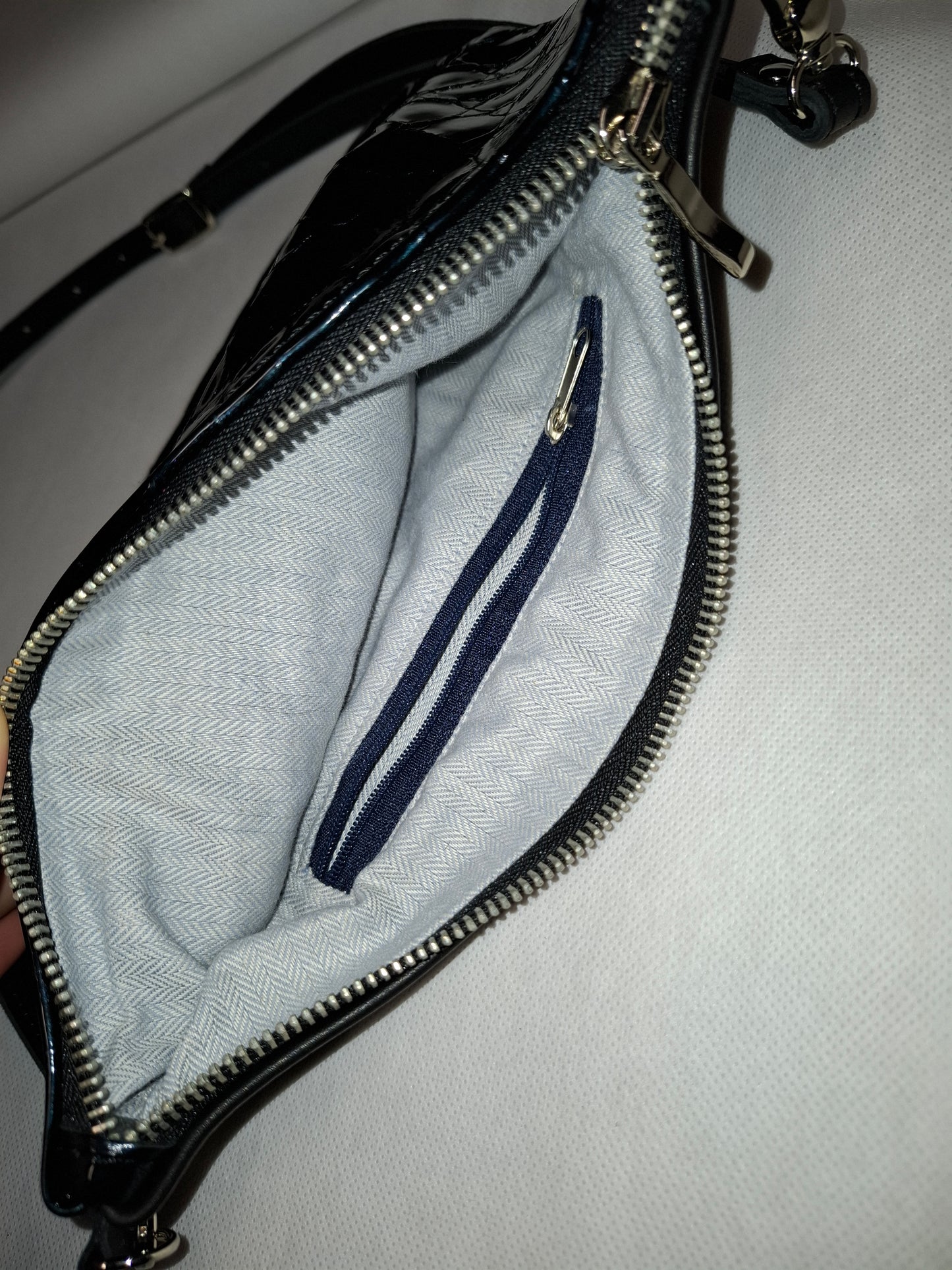 Bolso bandolera DOBRA piel escama azul brillo y negro