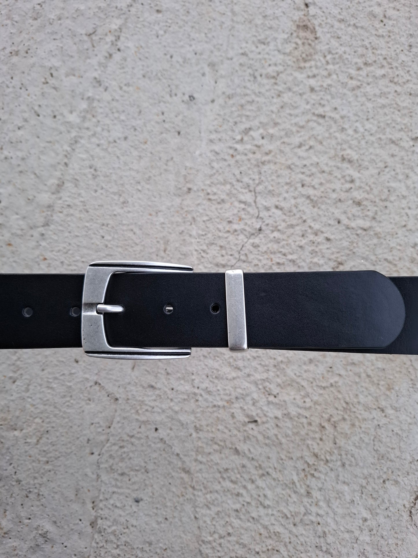 Cinturón hombre de piel negro 4cm hebilla plata vieja con raya negra