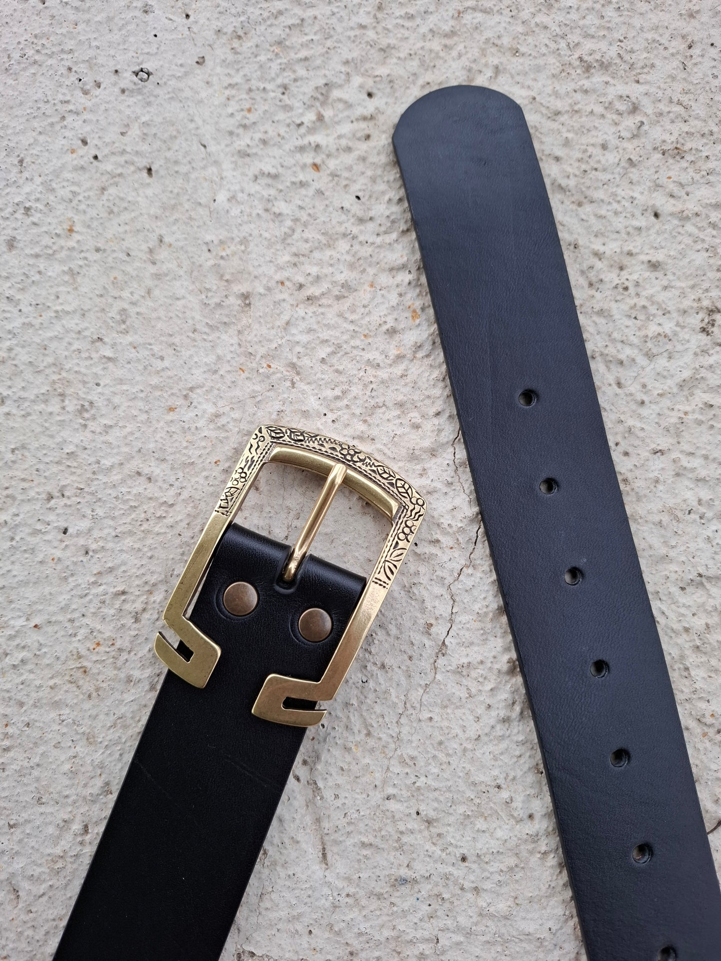 Cinturón de piel negro 4cm hebilla patillas oro viejo
