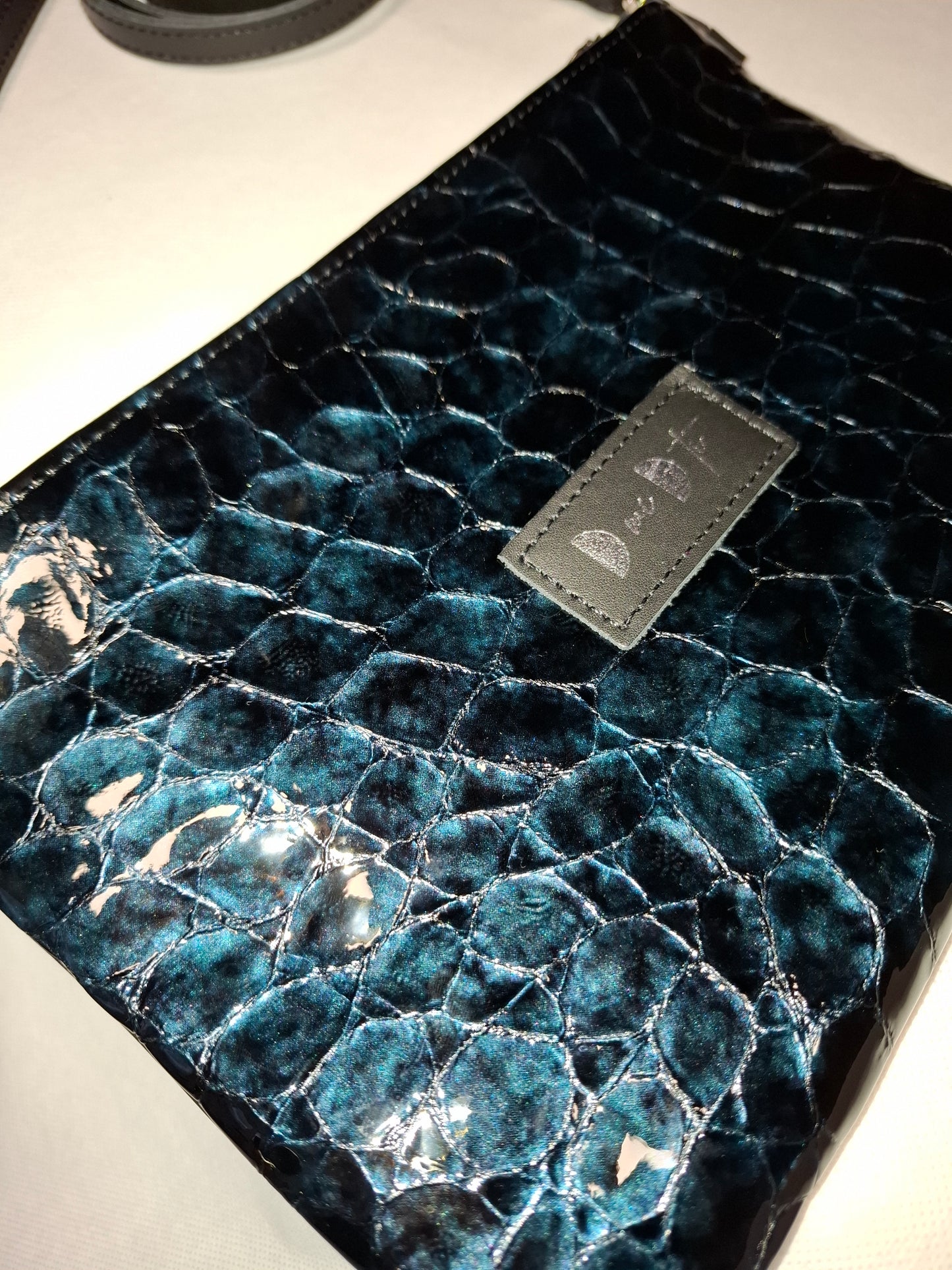 Bolso bandolera DOBRA piel escama azul brillo y negro
