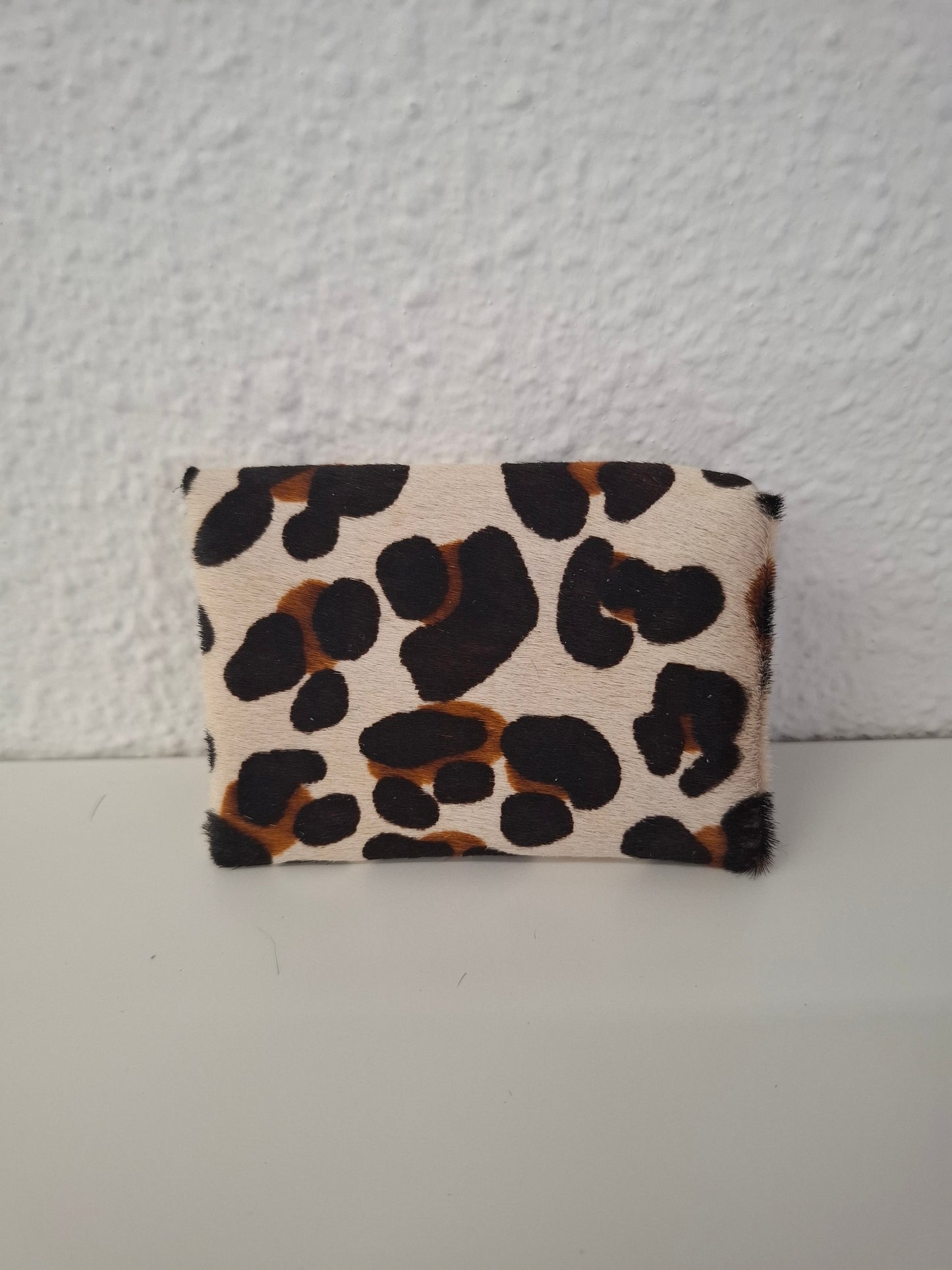 Monedero corchete piel con pelo leopardo