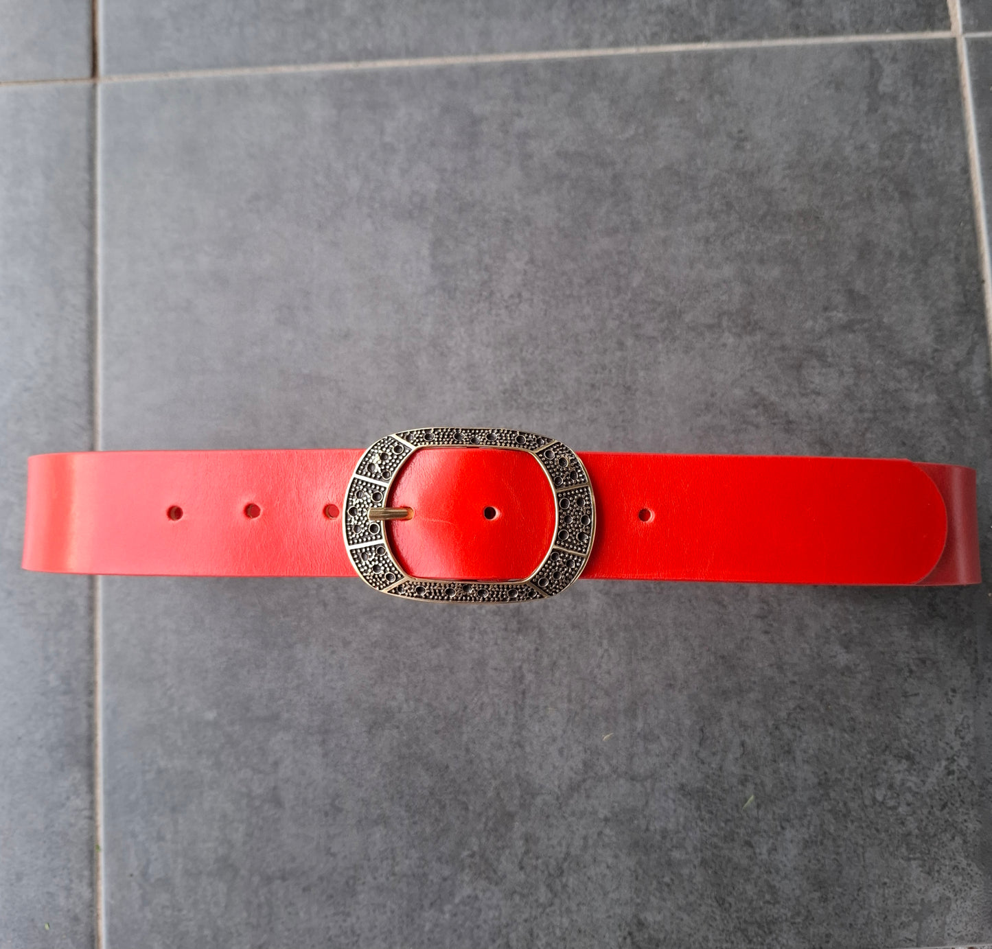 Cinturón de piel rojo 4cm hebilla oro viejo puntos