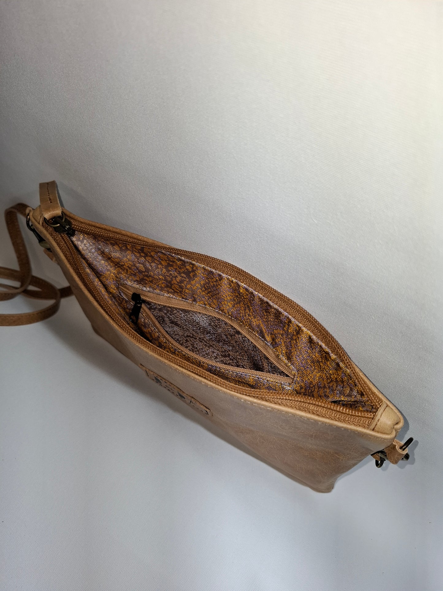 Bolso bandolera DOBRA piel envejecida marrón reversible
