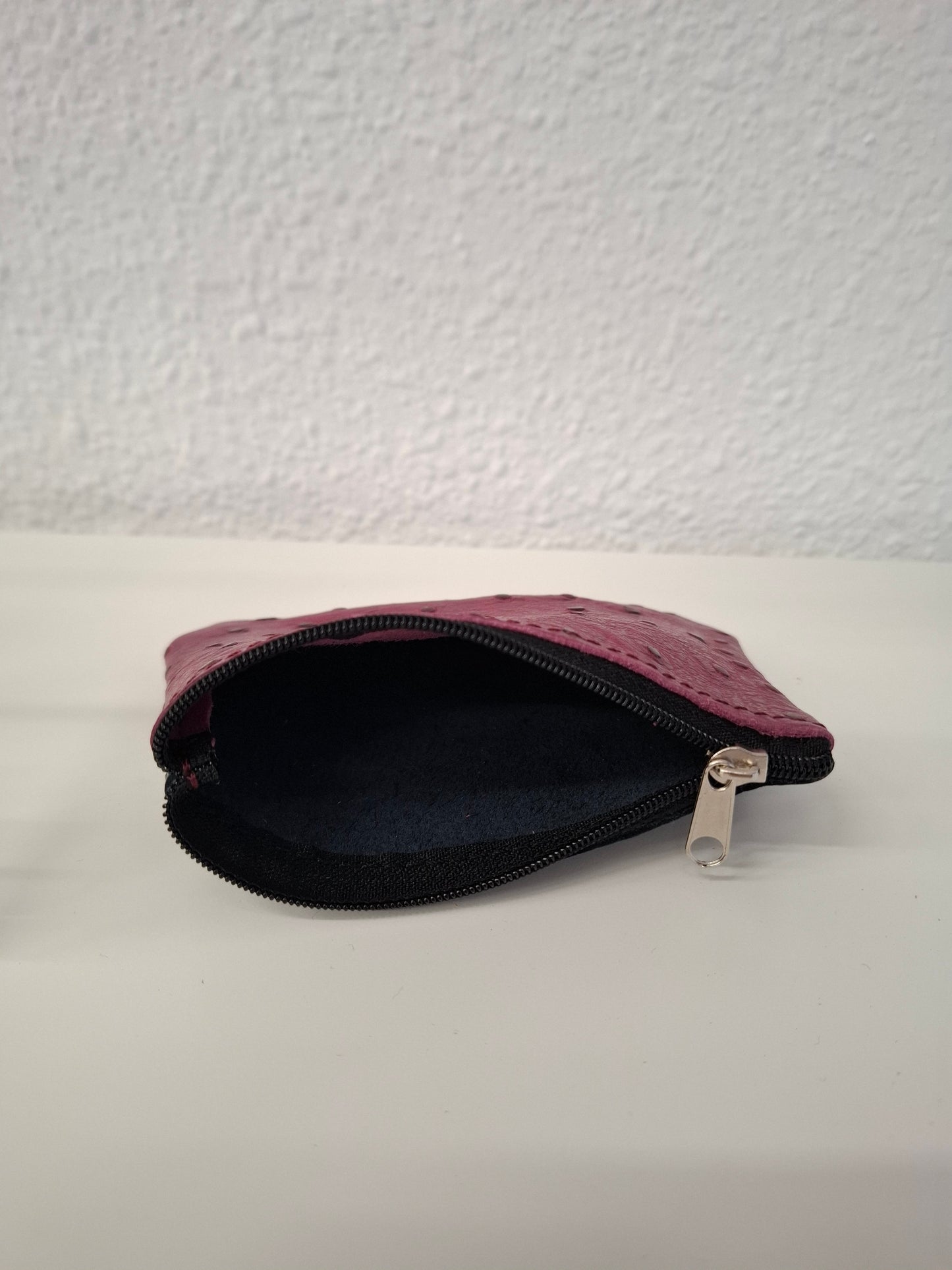 Monedero de piel berenjena estampado avestruz