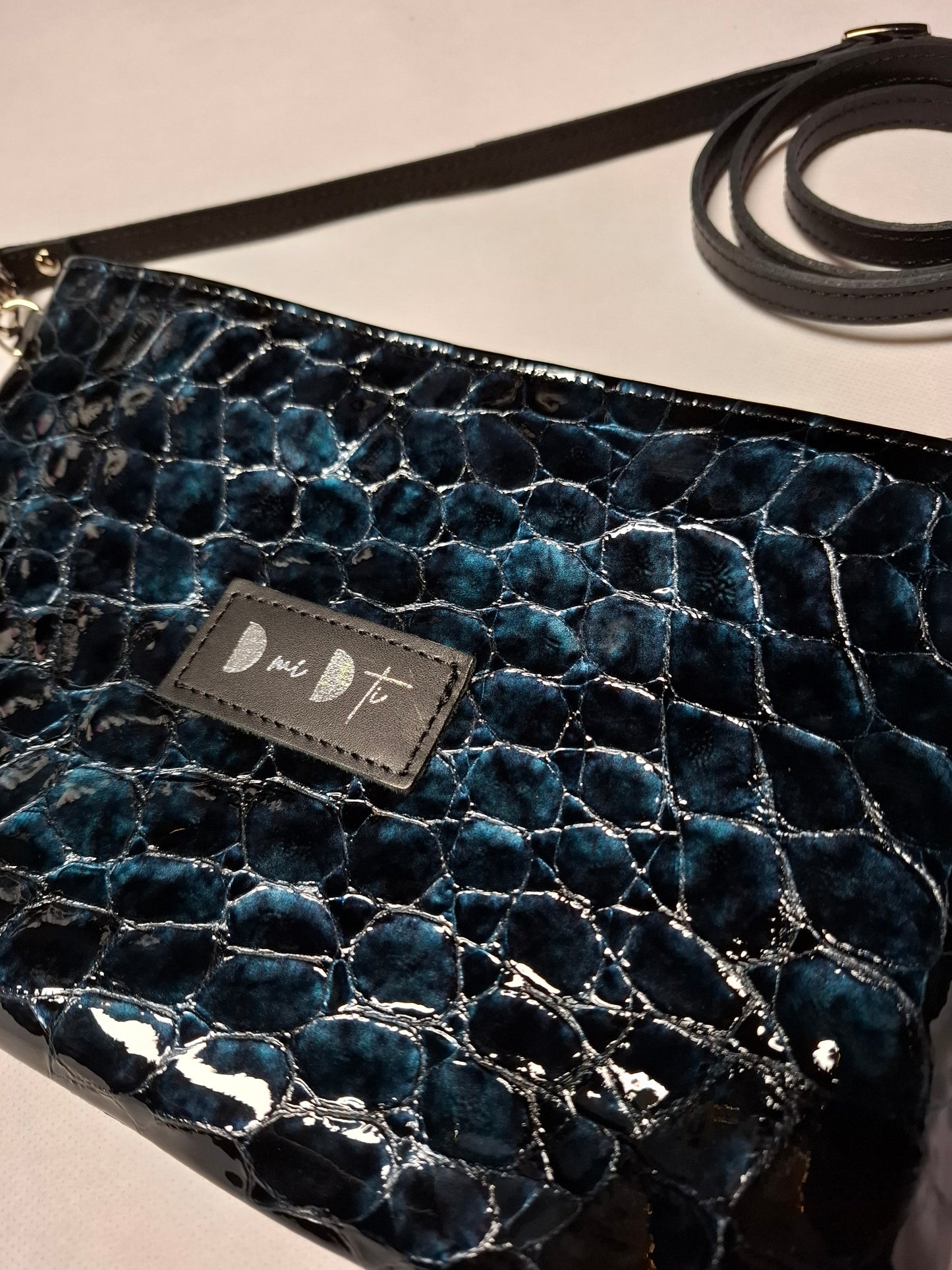 Bolso bandolera DOBRA piel escama azul brillo y negro