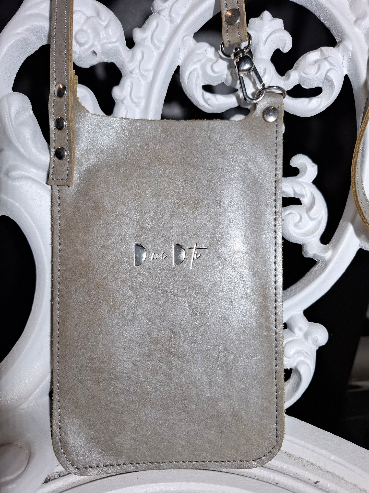 Bolso de móvil de piel anacarada gris