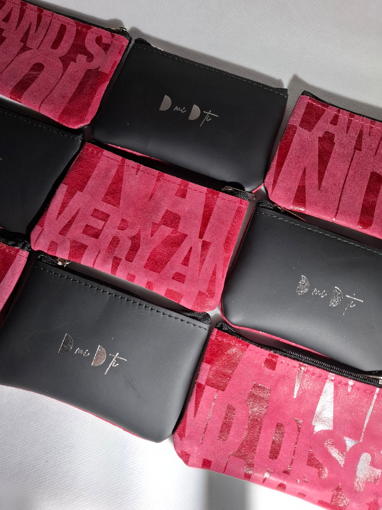 Monedero de piel rosa letras