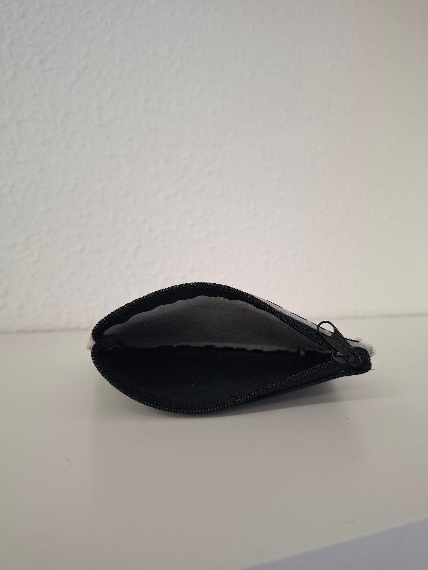 Monedero de piel con pelo dálmata blanco