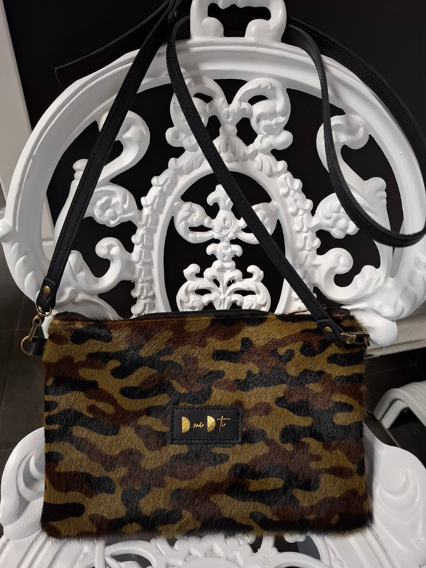 Bolso bandolera DOBRA piel con pelo camuflaje y negro
