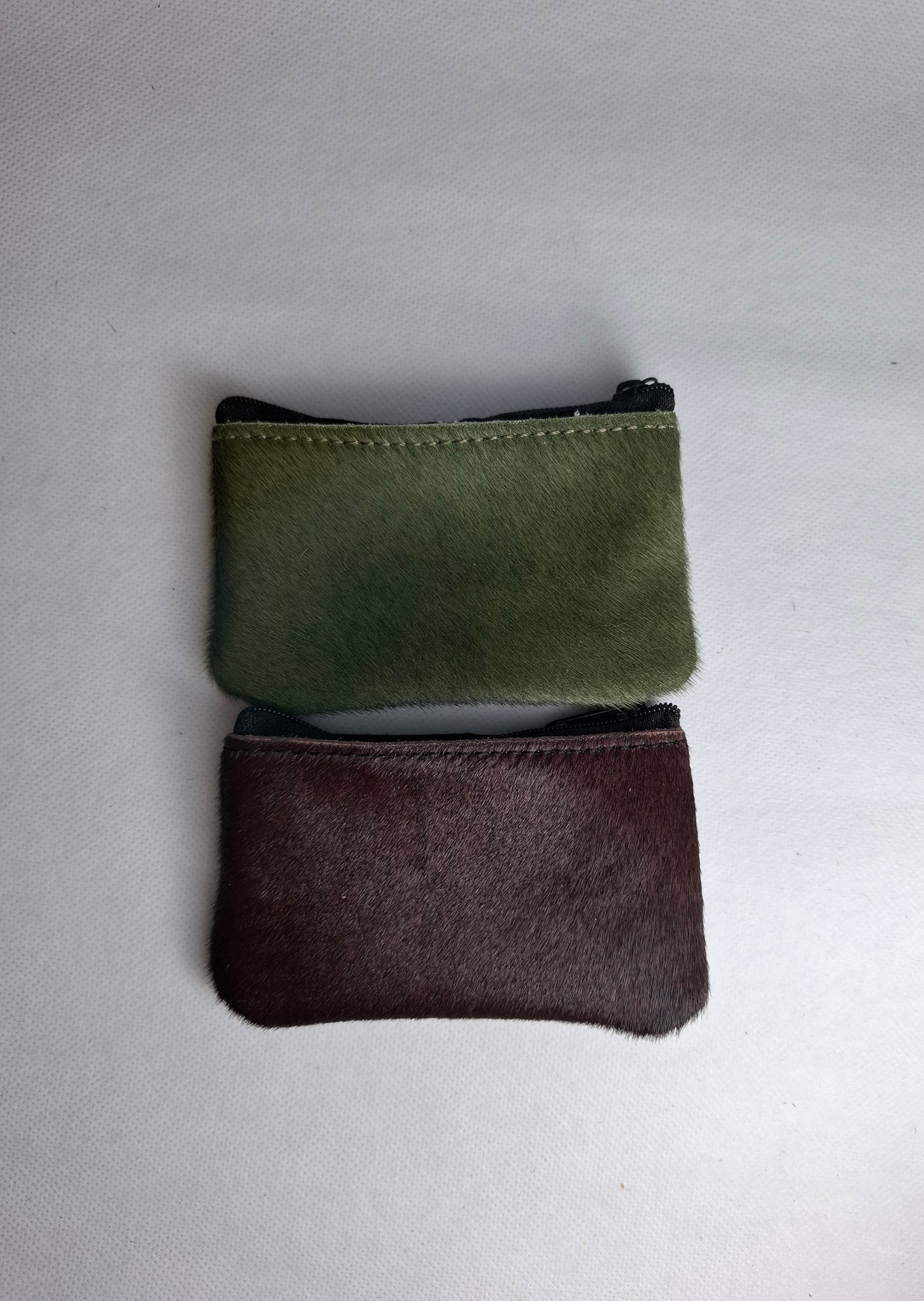 Monedero de piel con pelo color liso