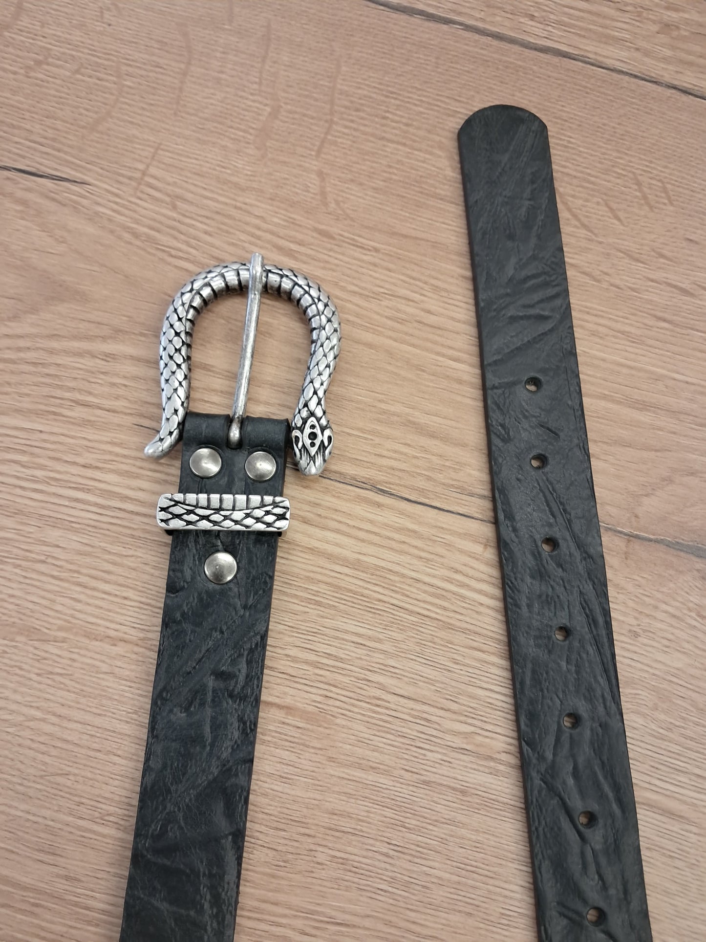 Cinturón de piel negro grabado rayas 3cm hebilla serpiente plata vieja