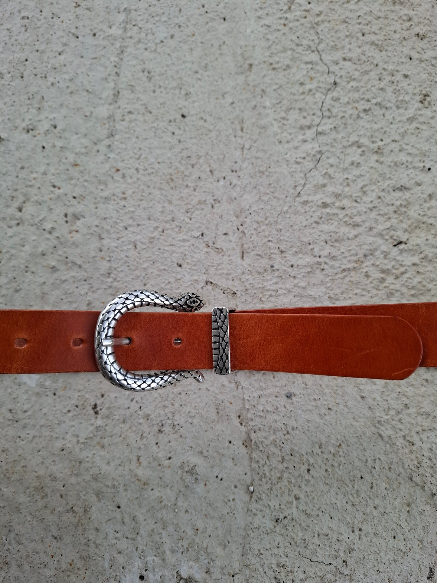 Cinturón de piel camel 3cm hebilla serpiente plata vieja
